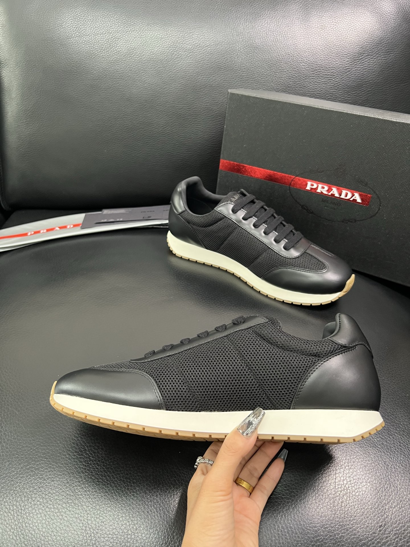 Prada 顶级代购 普拉达 专柜同款，原厂配置意大利进口牛皮拼网布面料，高品质复杂拼接工艺，进口牛皮内