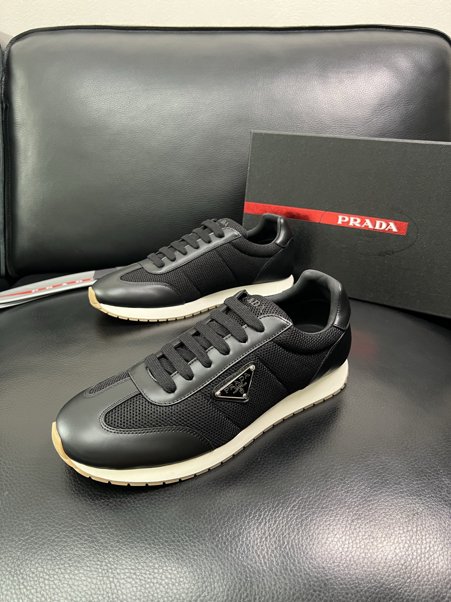 Prada 顶级代购 普拉达 专柜同款，原厂配置意大利进口牛皮拼网布面料，高品质复杂拼接工艺，进口牛皮内