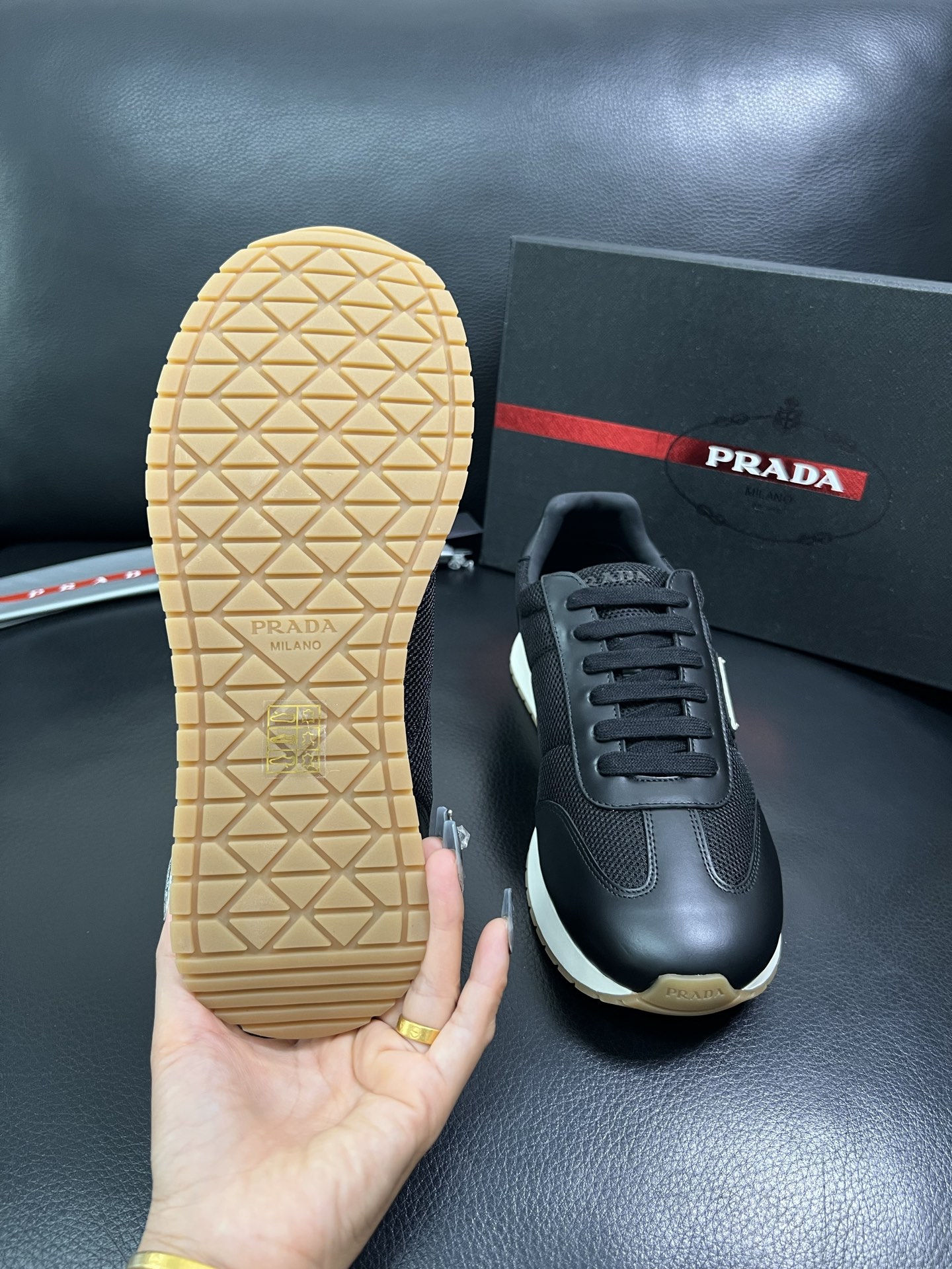 Prada 顶级代购 普拉达 专柜同款，原厂配置意大利进口牛皮拼网布面料，高品质复杂拼接工艺，进口牛皮内