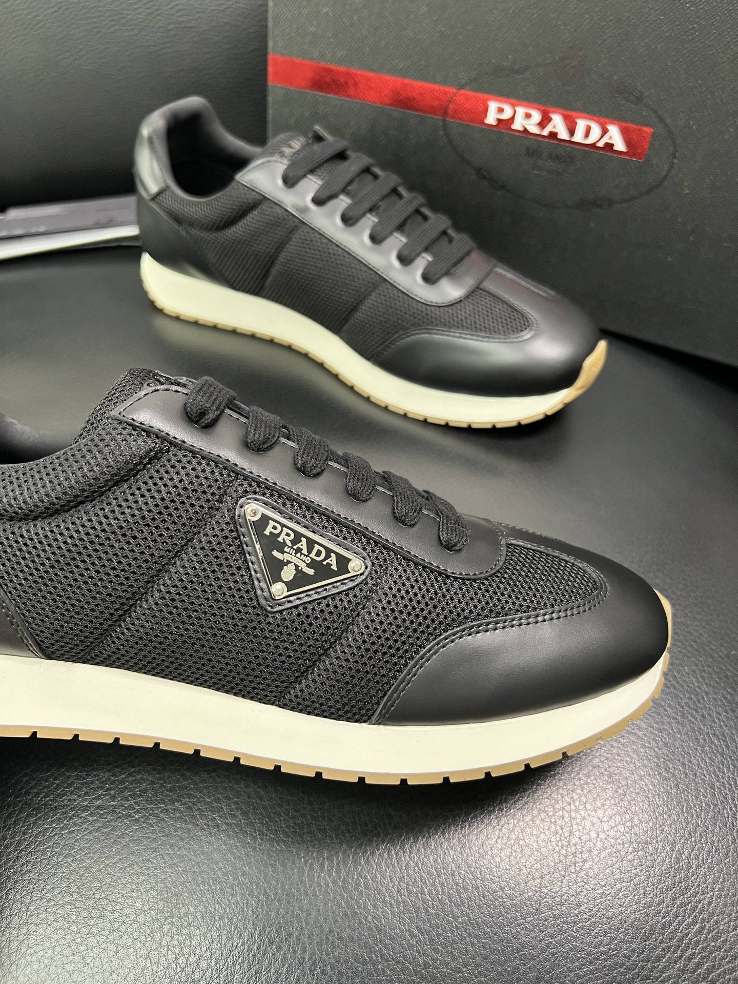 Prada 顶级代购 普拉达 专柜同款，原厂配置意大利进口牛皮拼网布面料，高品质复杂拼接工艺，进口牛皮内