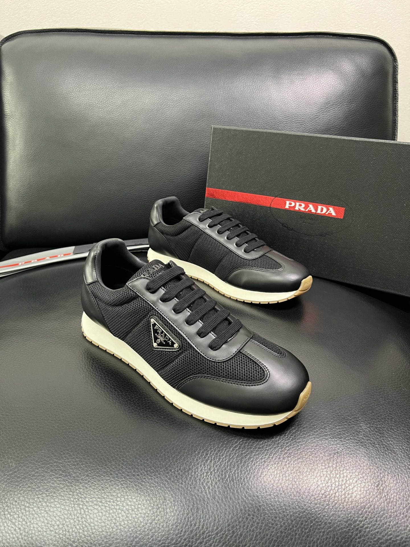 Prada 顶级代购 普拉达 专柜同款，原厂配置意大利进口牛皮拼网布面料，高品质复杂拼接工艺，进口牛皮内