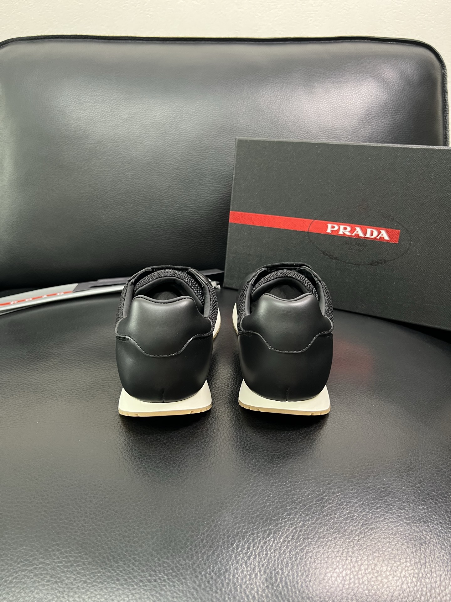 Prada 顶级代购 普拉达 专柜同款，原厂配置意大利进口牛皮拼网布面料，高品质复杂拼接工艺，进口牛皮内