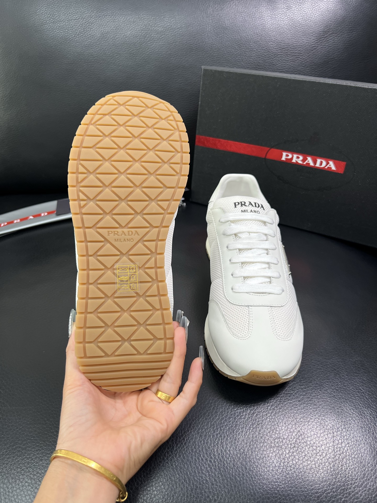 Prada 顶级代购 普拉达 专柜同款，原厂配置意大利进口牛皮拼网布面料，高品质复杂拼接工艺，进口牛皮内