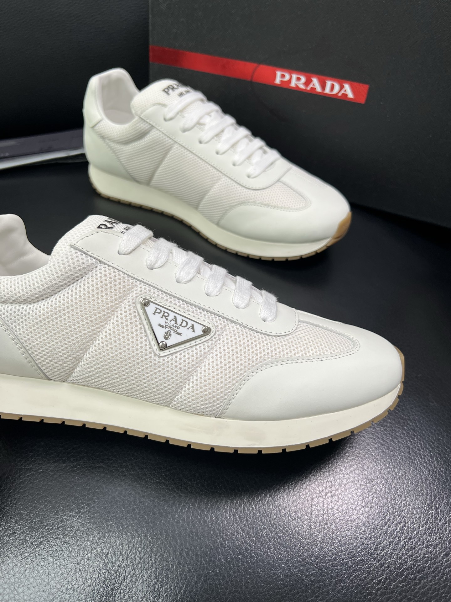 Prada 顶级代购 普拉达 专柜同款，原厂配置意大利进口牛皮拼网布面料，高品质复杂拼接工艺，进口牛皮内