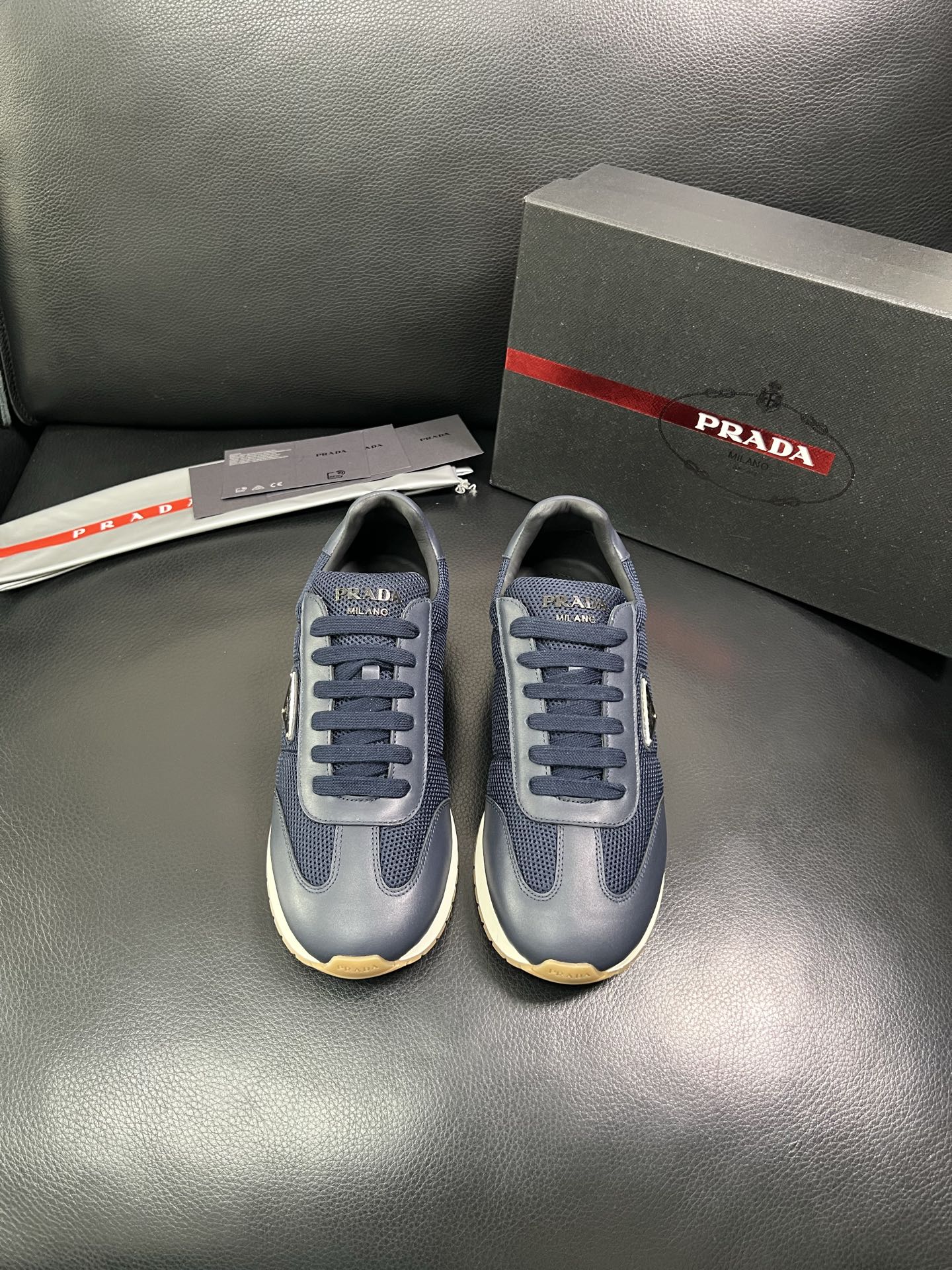 Prada 顶级代购 普拉达 专柜同款，原厂配置意大利进口牛皮拼网布面料，高品质复杂拼接工艺，进口牛皮内