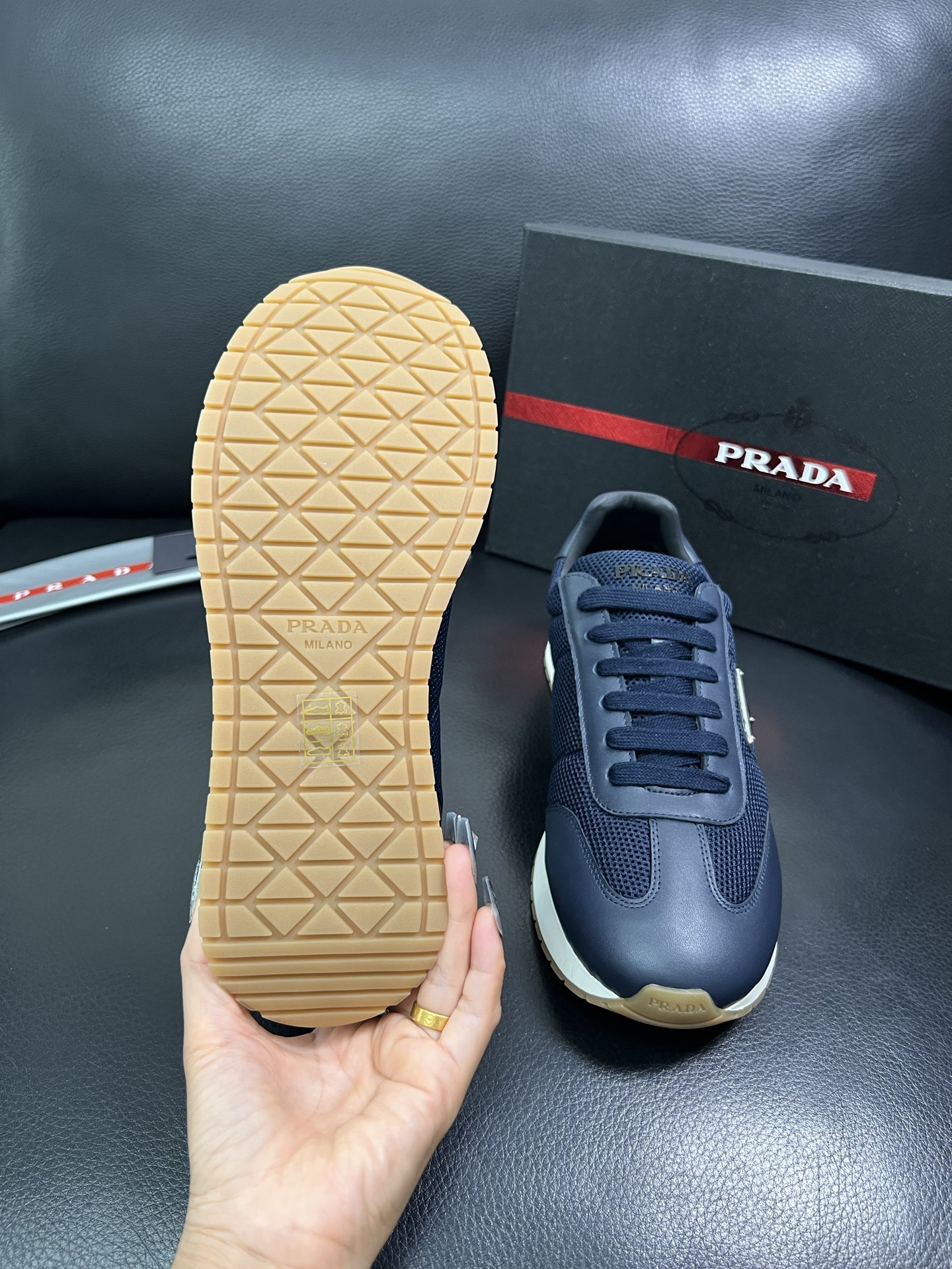 Prada 顶级代购 普拉达 专柜同款，原厂配置意大利进口牛皮拼网布面料，高品质复杂拼接工艺，进口牛皮内