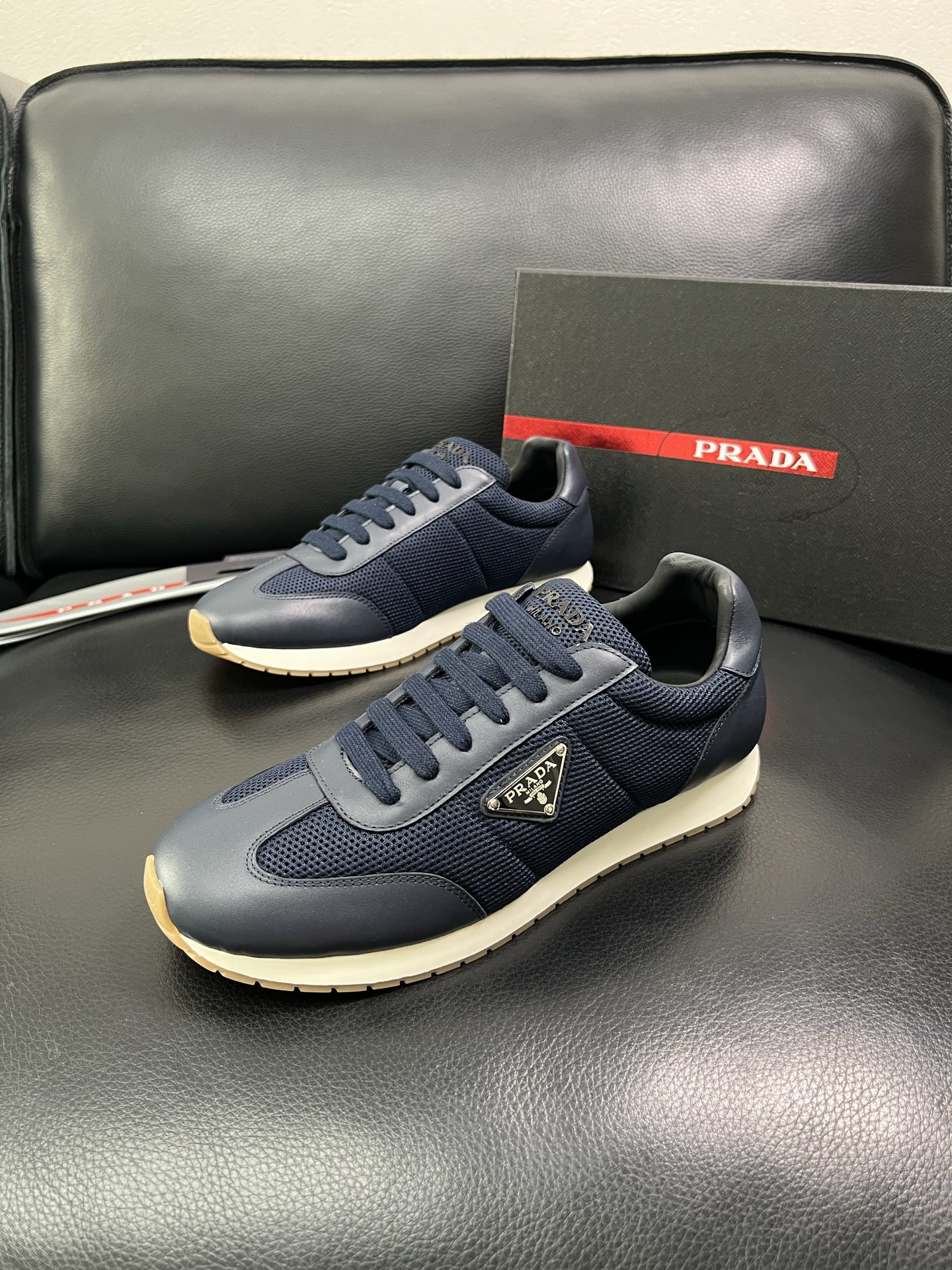 Prada 顶级代购 普拉达 专柜同款，原厂配置意大利进口牛皮拼网布面料，高品质复杂拼接工艺，进口牛皮内