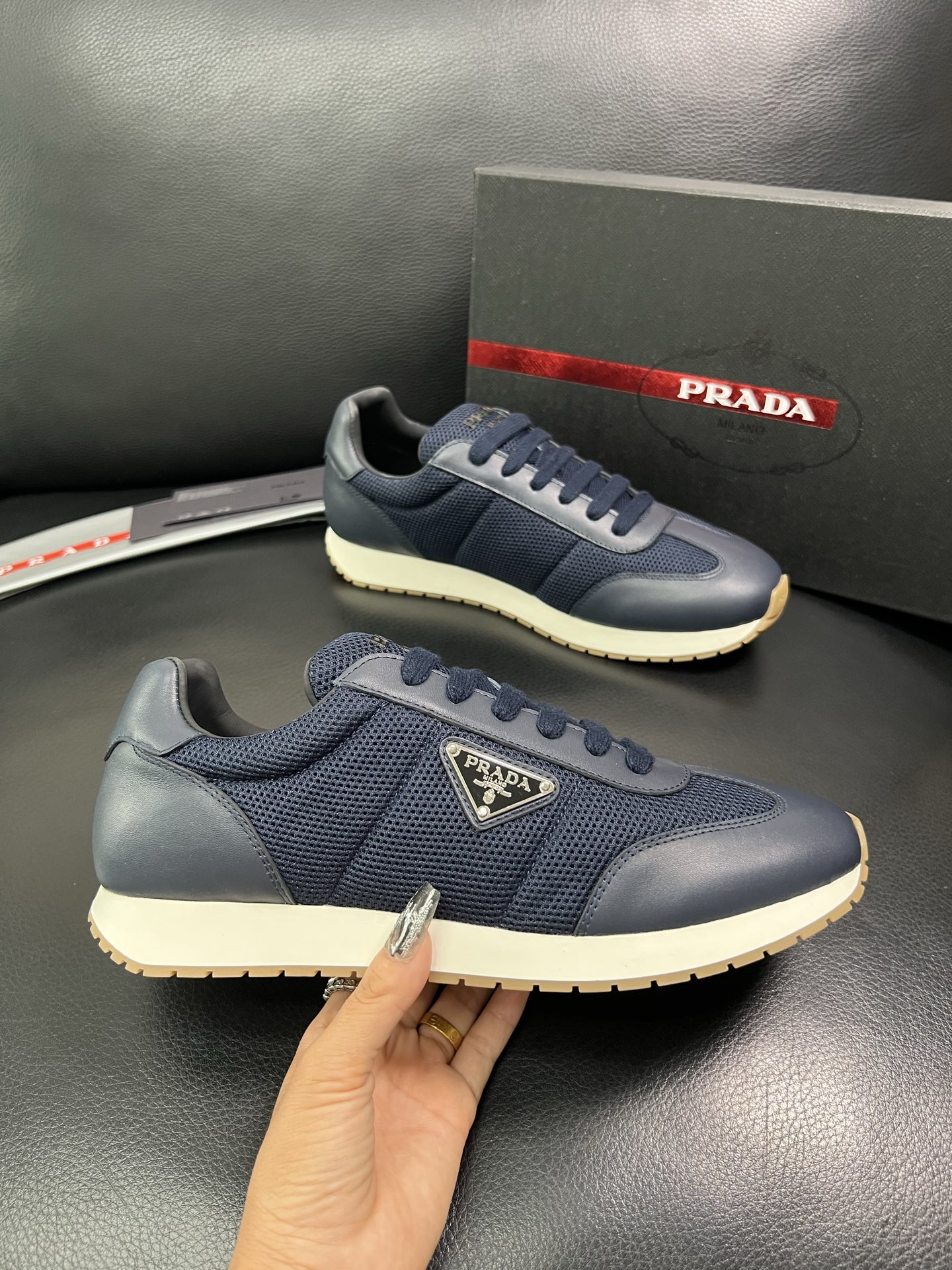Prada 顶级代购 普拉达 专柜同款，原厂配置意大利进口牛皮拼网布面料，高品质复杂拼接工艺，进口牛皮内