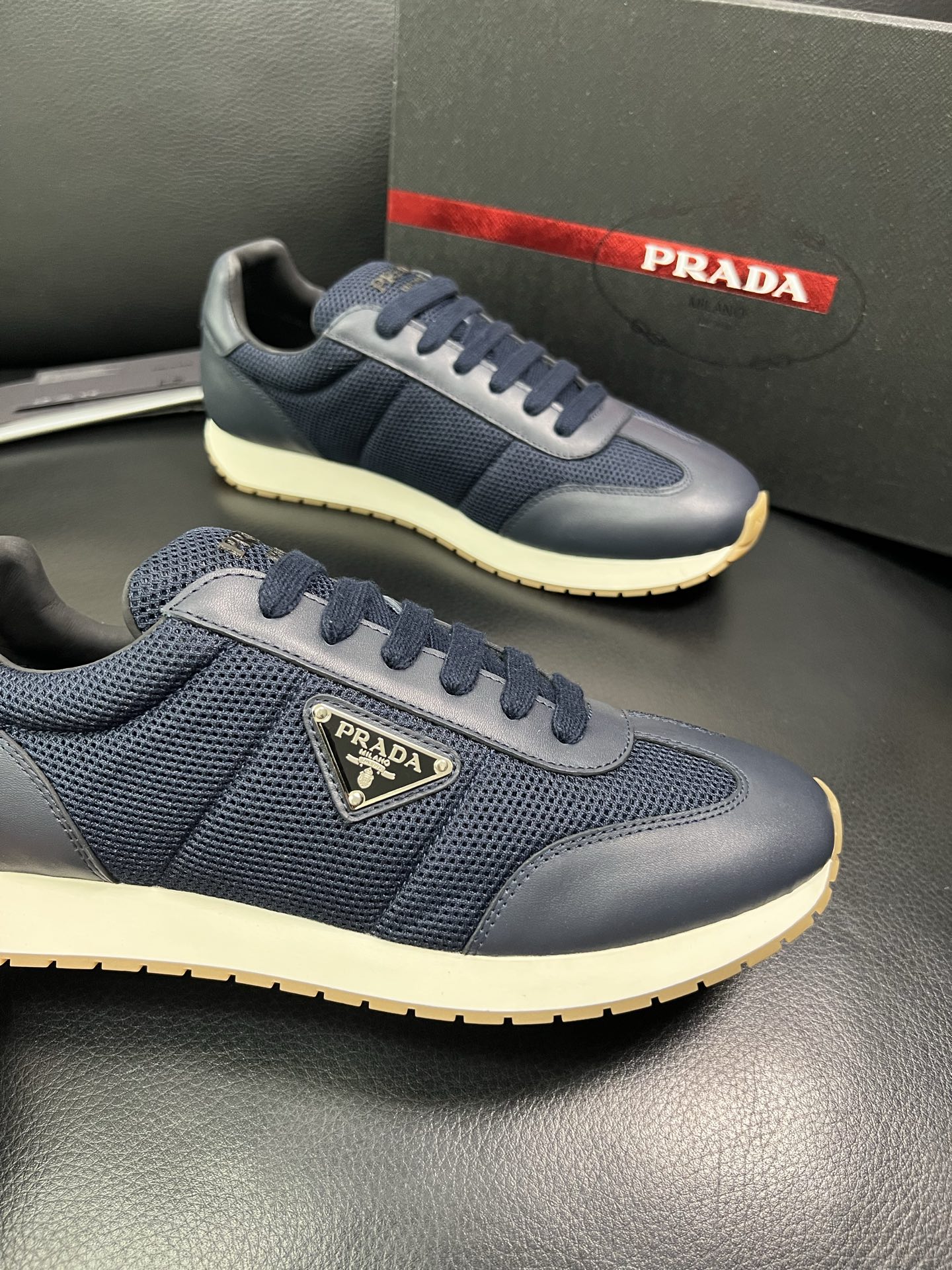 Prada 顶级代购 普拉达 专柜同款，原厂配置意大利进口牛皮拼网布面料，高品质复杂拼接工艺，进口牛皮内