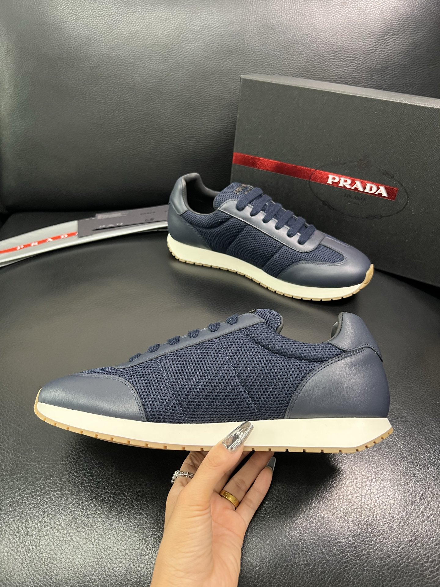 Prada 顶级代购 普拉达 专柜同款，原厂配置意大利进口牛皮拼网布面料，高品质复杂拼接工艺，进口牛皮内