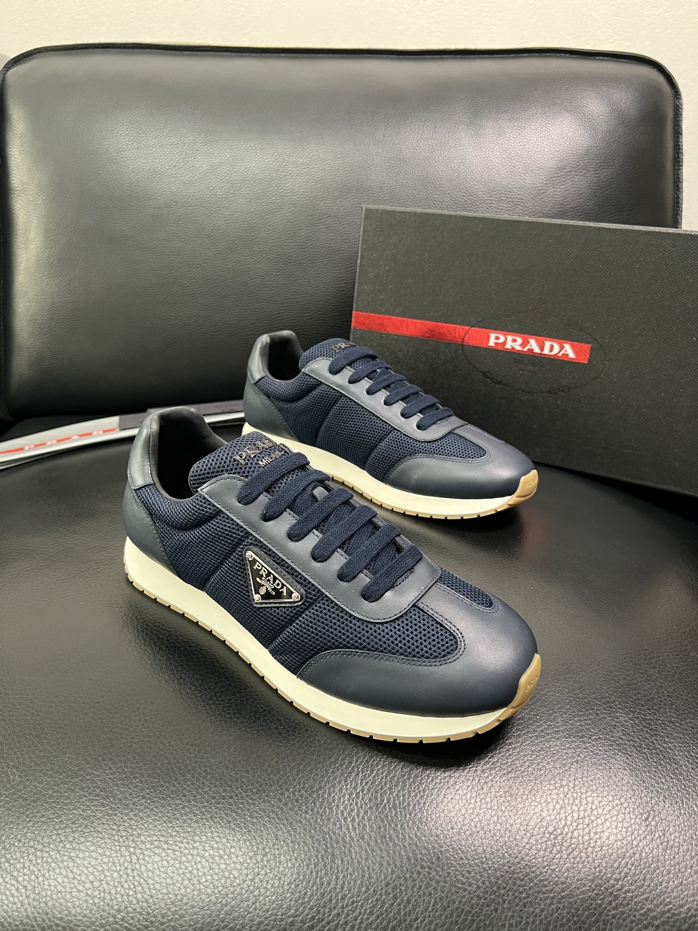 Prada 顶级代购 普拉达 专柜同款，原厂配置意大利进口牛皮拼网布面料，高品质复杂拼接工艺，进口牛皮内