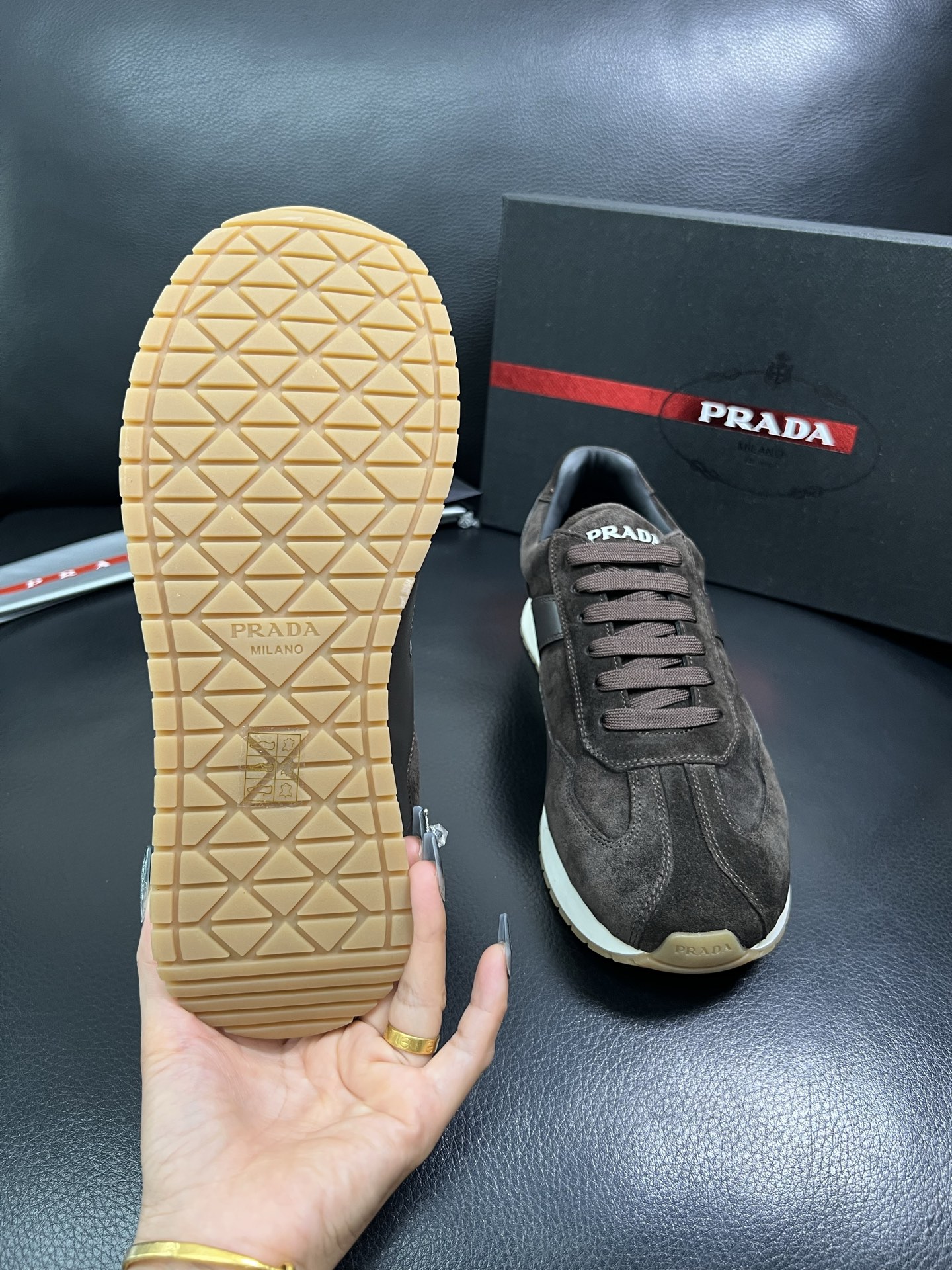 Prada 顶级代购 普拉达 专柜同款，原厂配置意大利进口牛皮拼网布面料，高品质复杂拼接工艺，进口牛皮内