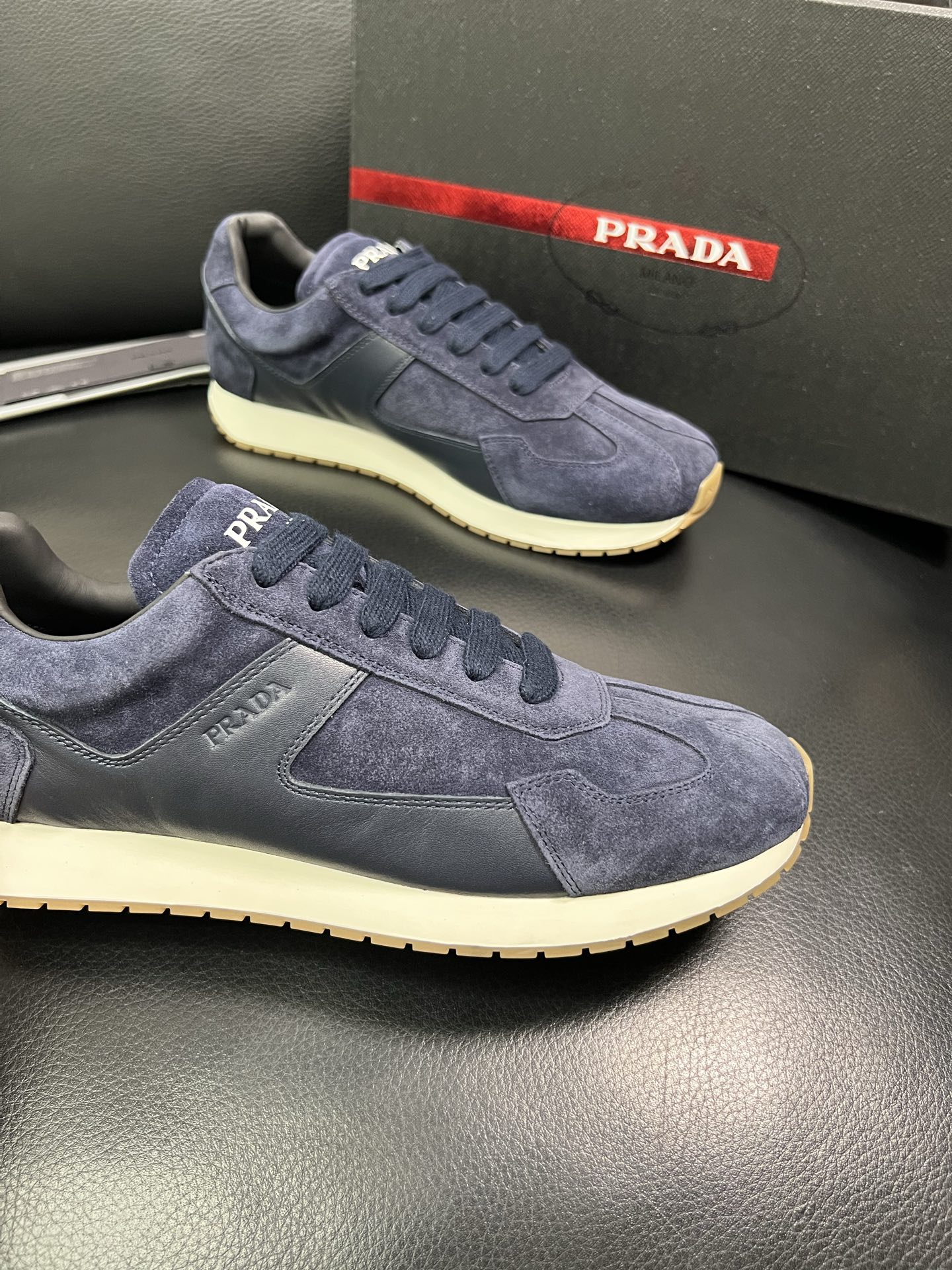 Prada 顶级代购 普拉达 专柜同款，原厂配置意大利进口牛皮拼网布面料，高品质复杂拼接工艺，进口牛皮内