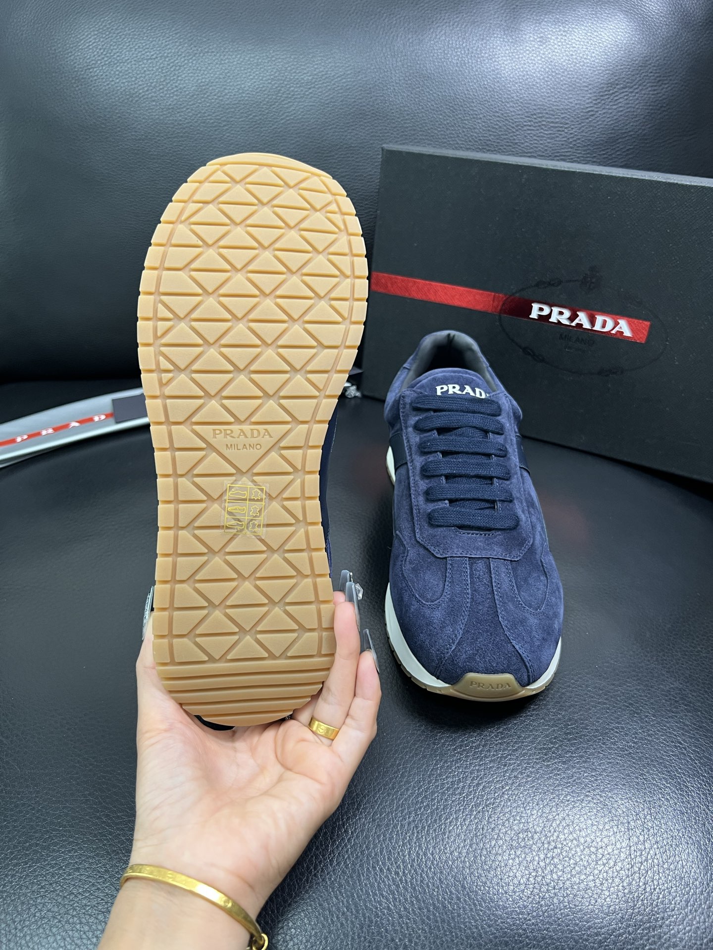 Prada 顶级代购 普拉达 专柜同款，原厂配置意大利进口牛皮拼网布面料，高品质复杂拼接工艺，进口牛皮内