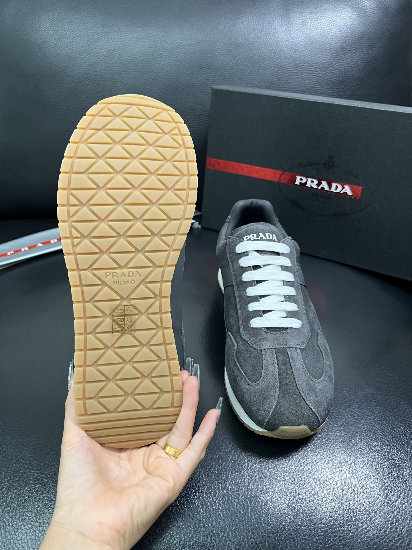 Prada 顶级代购 普拉达 专柜同款，原厂配置意大利进口牛皮拼网布面料，高品质复杂拼接工艺，进口牛皮内
