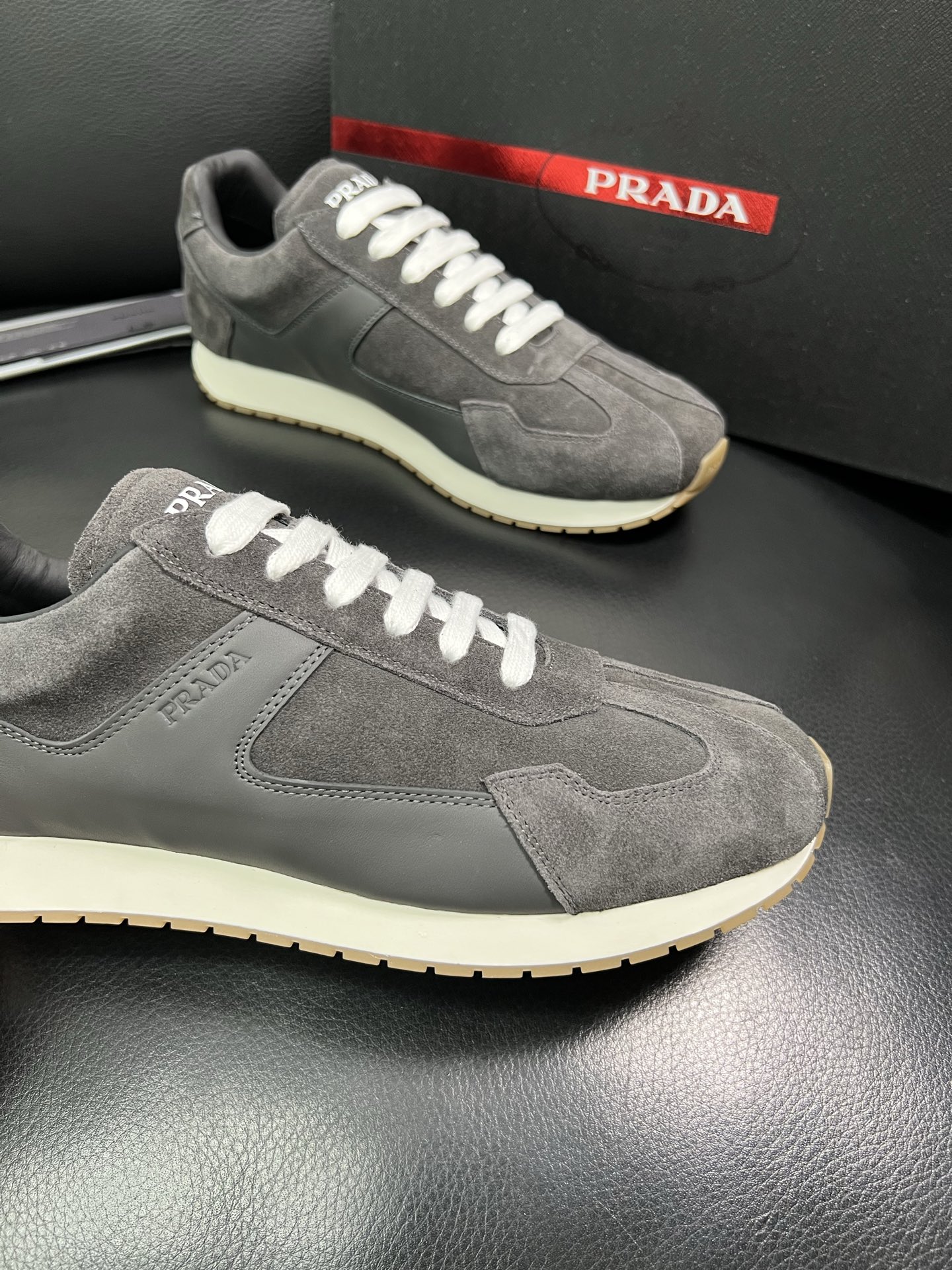 Prada 顶级代购 普拉达 专柜同款，原厂配置意大利进口牛皮拼网布面料，高品质复杂拼接工艺，进口牛皮内