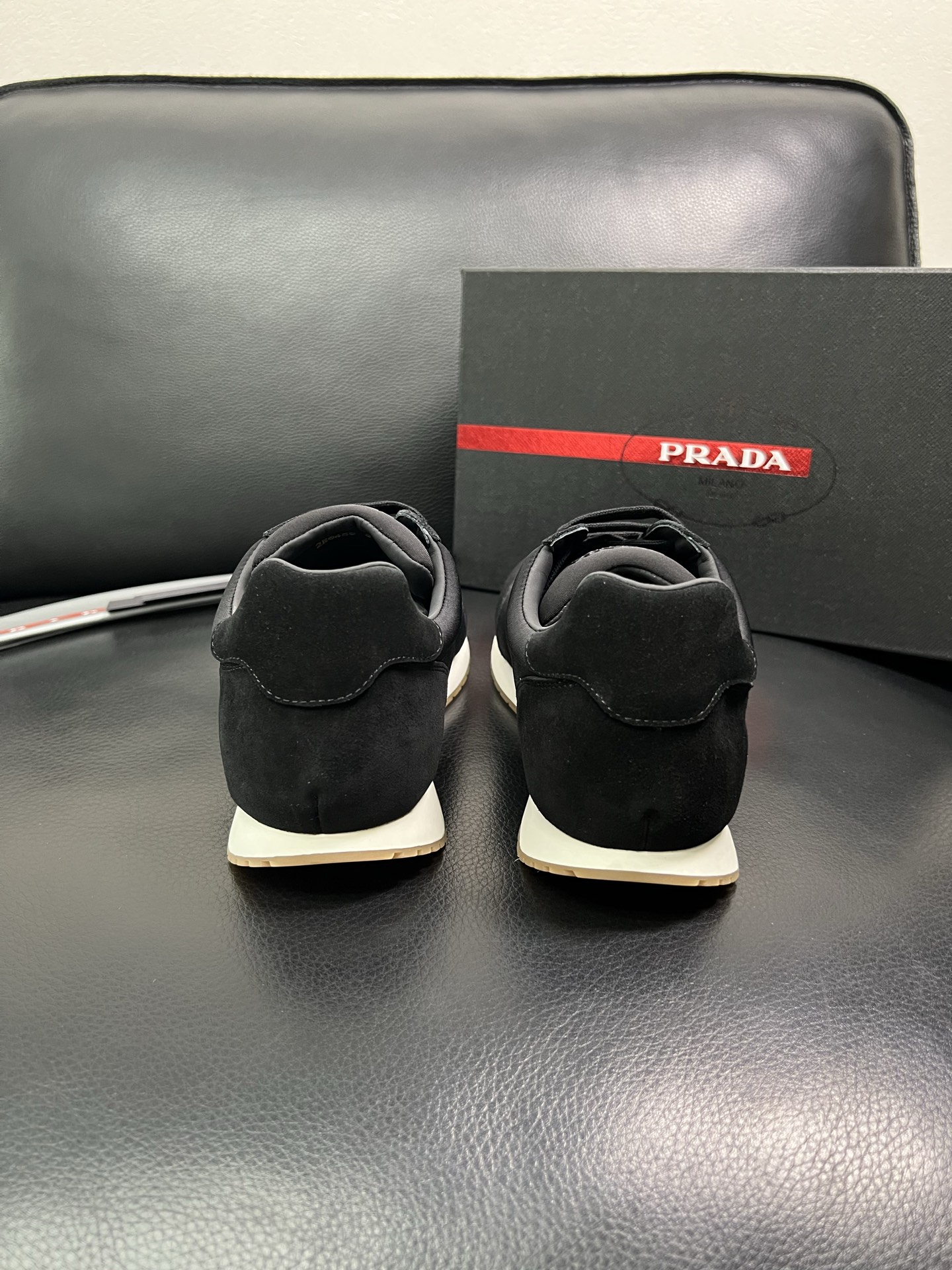 Prada 顶级代购 普拉达 专柜同款，原厂配置意大利进口牛皮拼网布面料，高品质复杂拼接工艺，进口牛皮内