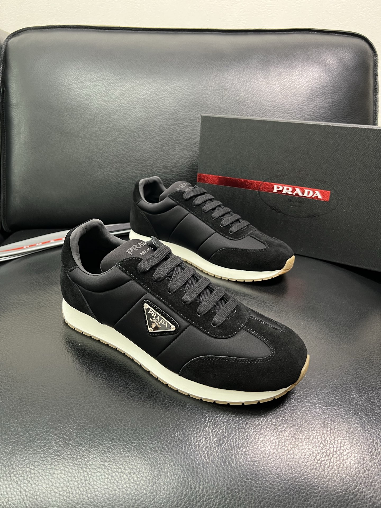 Prada 顶级代购 普拉达 专柜同款，原厂配置意大利进口牛皮拼网布面料，高品质复杂拼接工艺，进口牛皮内