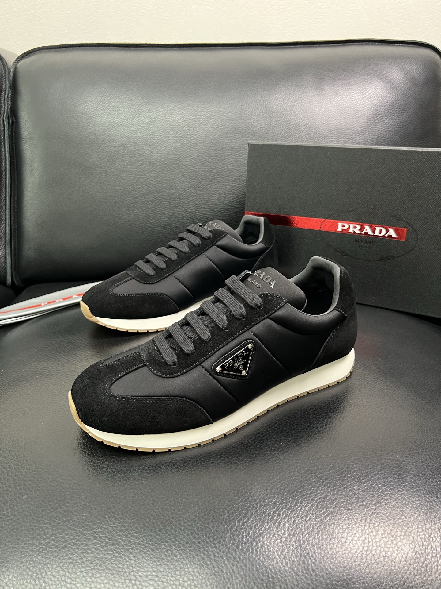 Prada 顶级代购 普拉达 专柜同款，原厂配置意大利进口牛皮拼网布面料，高品质复杂拼接工艺，进口牛皮内