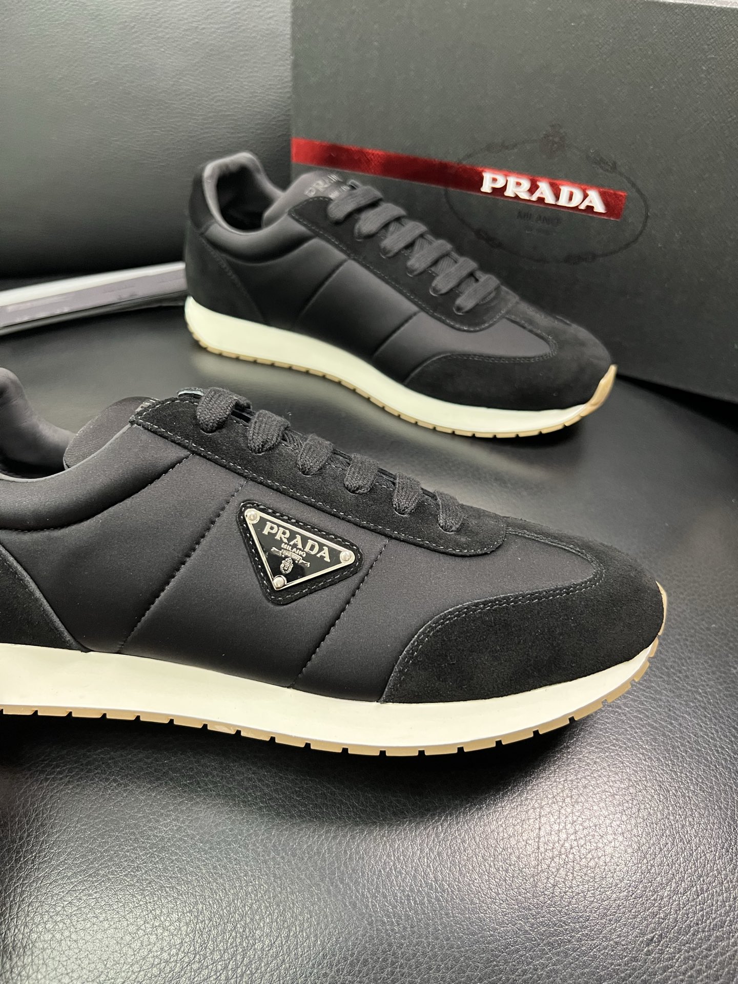 Prada 顶级代购 普拉达 专柜同款，原厂配置意大利进口牛皮拼网布面料，高品质复杂拼接工艺，进口牛皮内