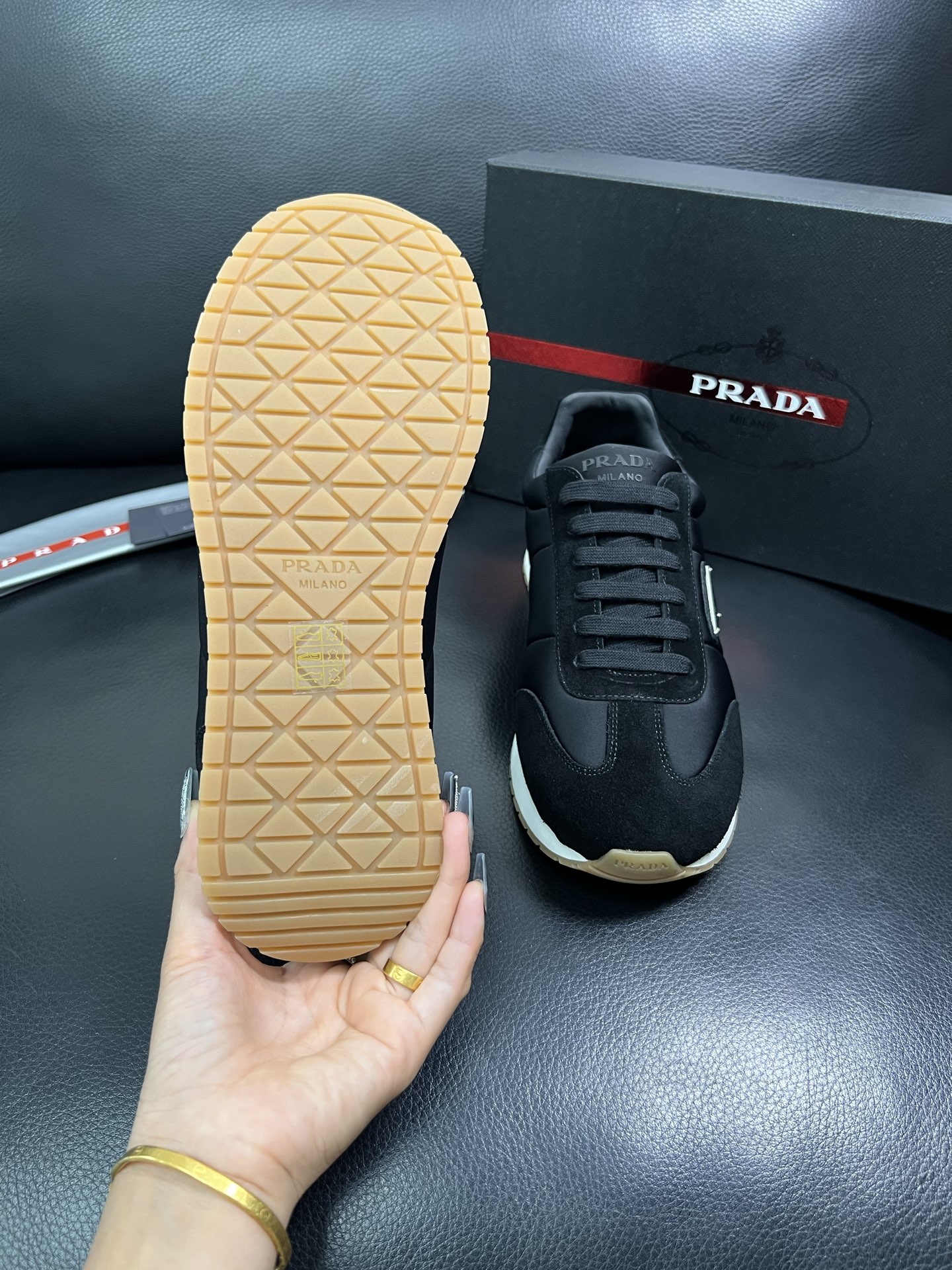 Prada 顶级代购 普拉达 专柜同款，原厂配置意大利进口牛皮拼网布面料，高品质复杂拼接工艺，进口牛皮内