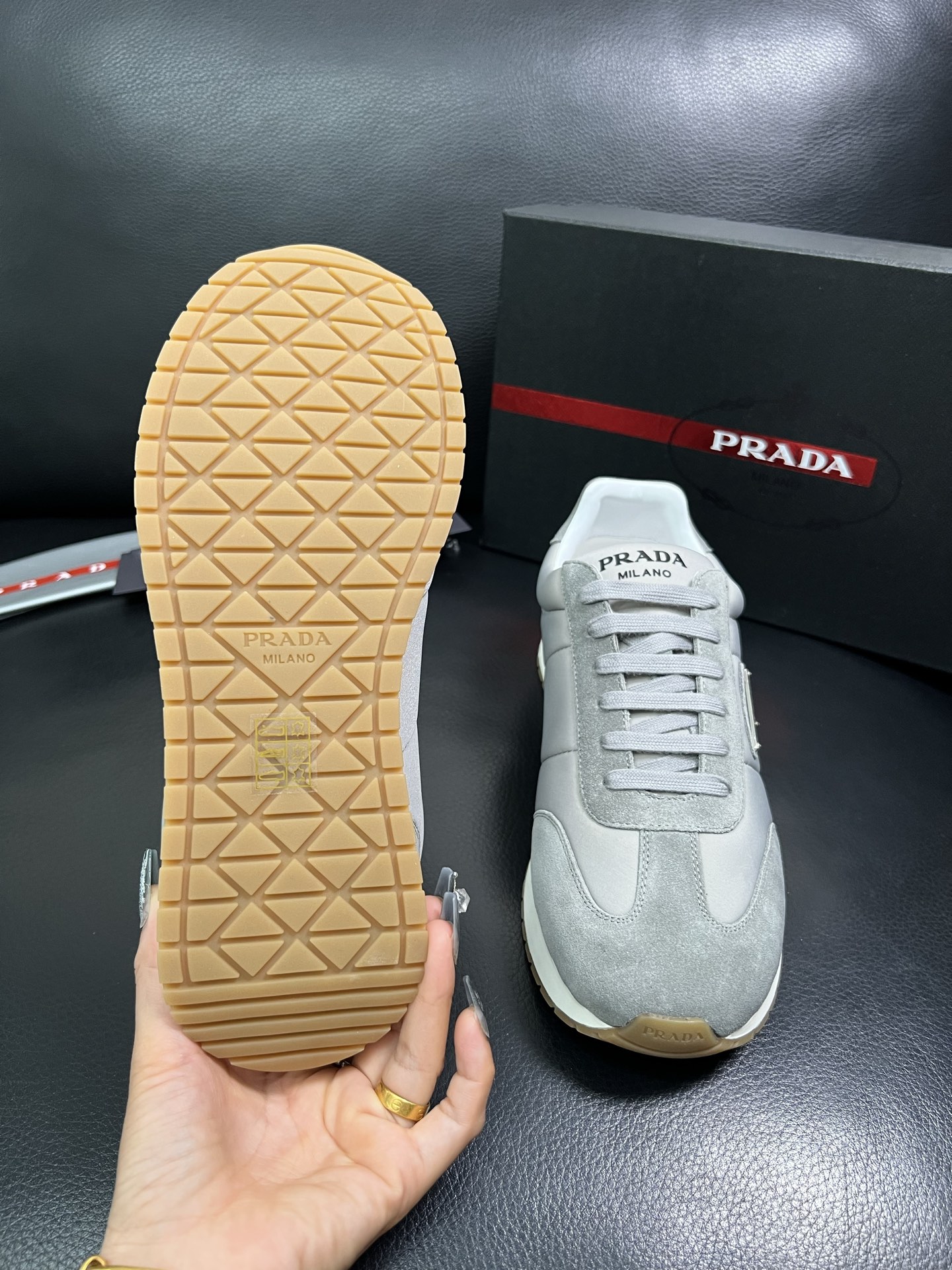 Prada 顶级代购 普拉达 专柜同款，原厂配置意大利进口牛皮拼网布面料，高品质复杂拼接工艺，进口牛皮内