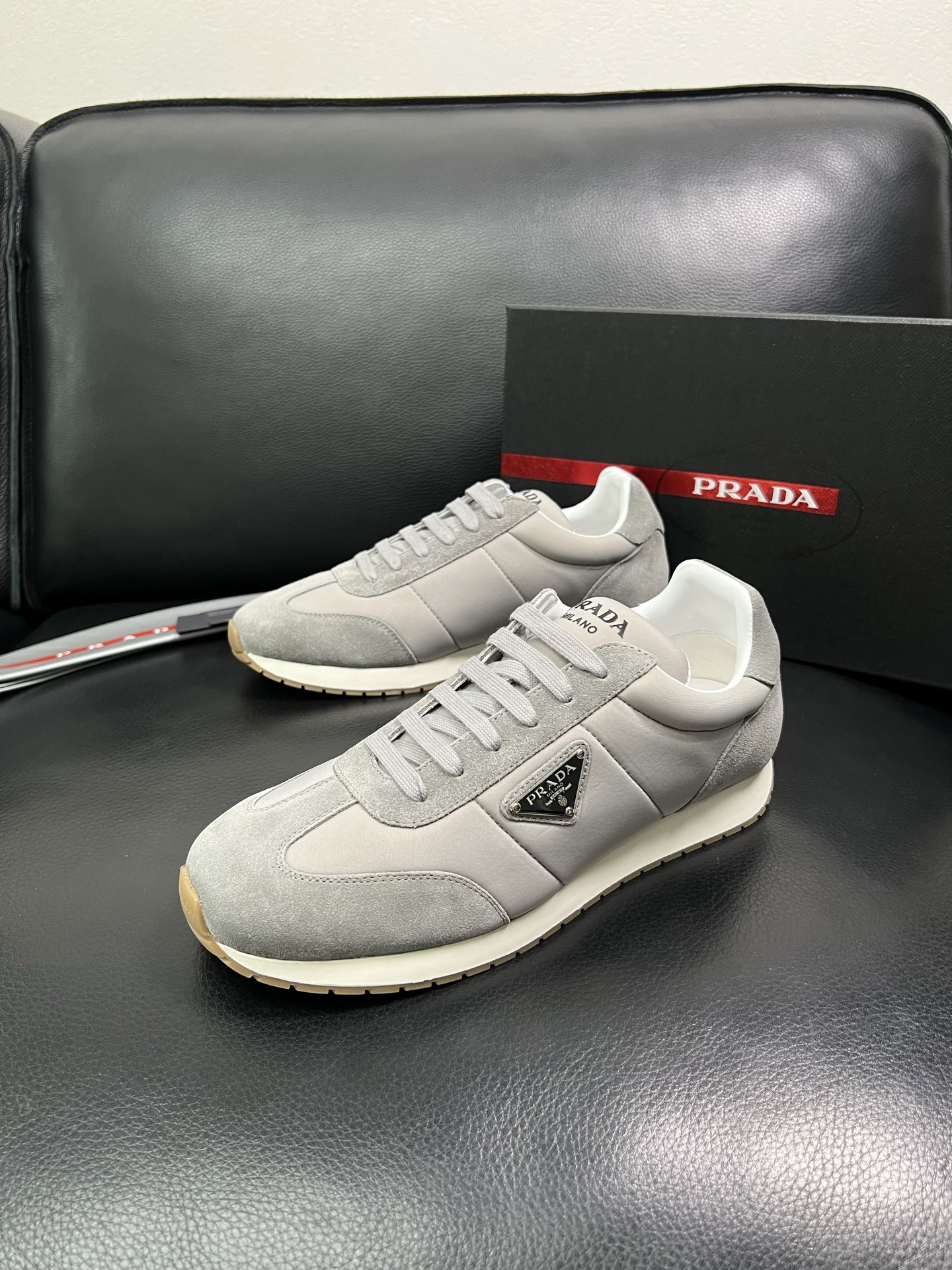 Prada 顶级代购 普拉达 专柜同款，原厂配置意大利进口牛皮拼网布面料，高品质复杂拼接工艺，进口牛皮内