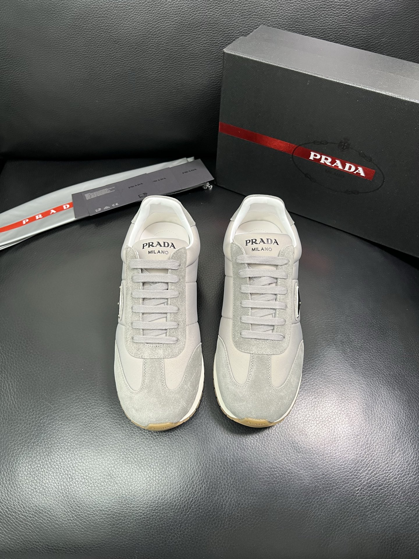 Prada 顶级代购 普拉达 专柜同款，原厂配置意大利进口牛皮拼网布面料，高品质复杂拼接工艺，进口牛皮内