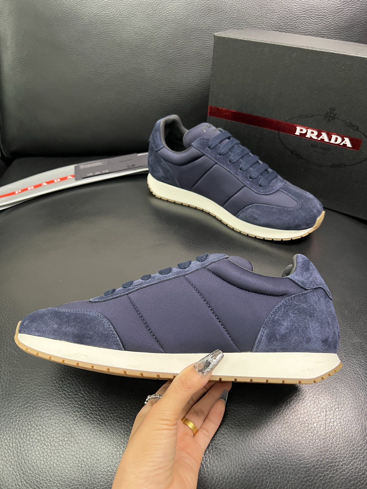 Prada 顶级代购 普拉达 专柜同款，原厂配置意大利进口牛皮拼网布面料，高品质复杂拼接工艺，进口牛皮内