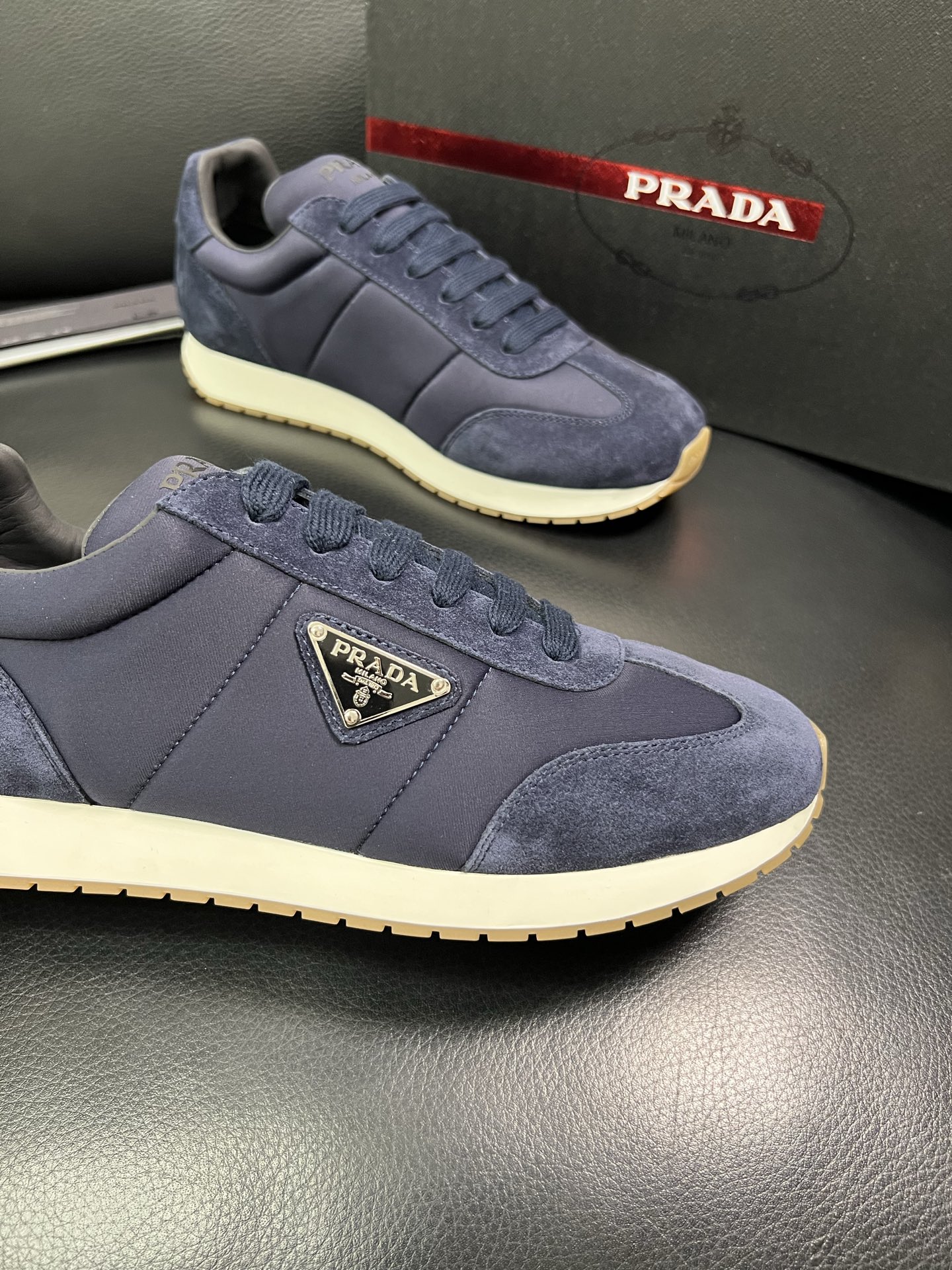 Prada 顶级代购 普拉达 专柜同款，原厂配置意大利进口牛皮拼网布面料，高品质复杂拼接工艺，进口牛皮内