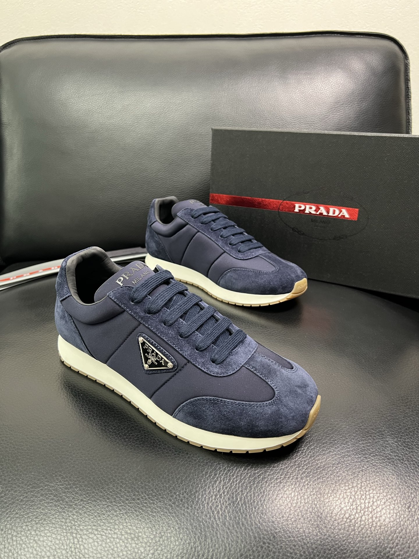 Prada 顶级代购 普拉达 专柜同款，原厂配置意大利进口牛皮拼网布面料，高品质复杂拼接工艺，进口牛皮内