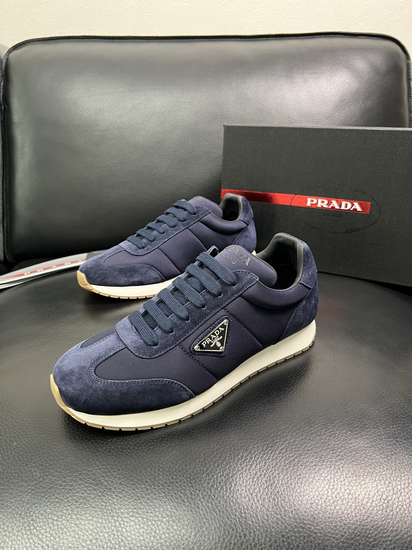Prada 顶级代购 普拉达 专柜同款，原厂配置意大利进口牛皮拼网布面料，高品质复杂拼接工艺，进口牛皮内
