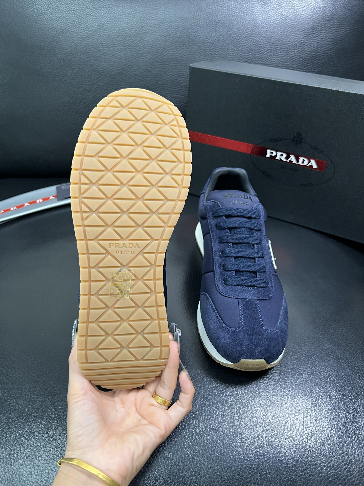 Prada 顶级代购 普拉达 专柜同款，原厂配置意大利进口牛皮拼网布面料，高品质复杂拼接工艺，进口牛皮内