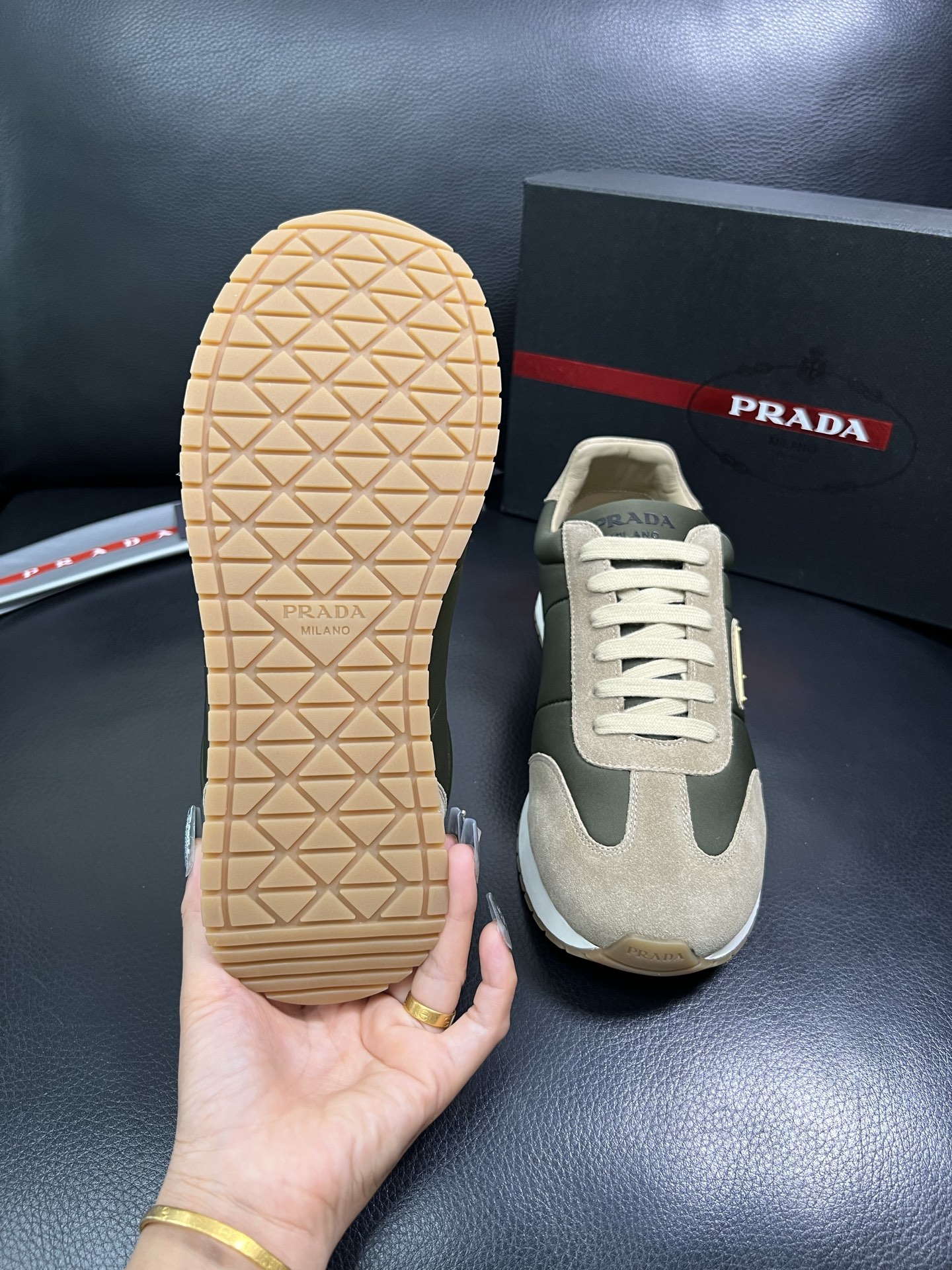 Prada 顶级代购 普拉达 专柜同款，原厂配置意大利进口牛皮拼网布面料，高品质复杂拼接工艺，进口牛皮内
