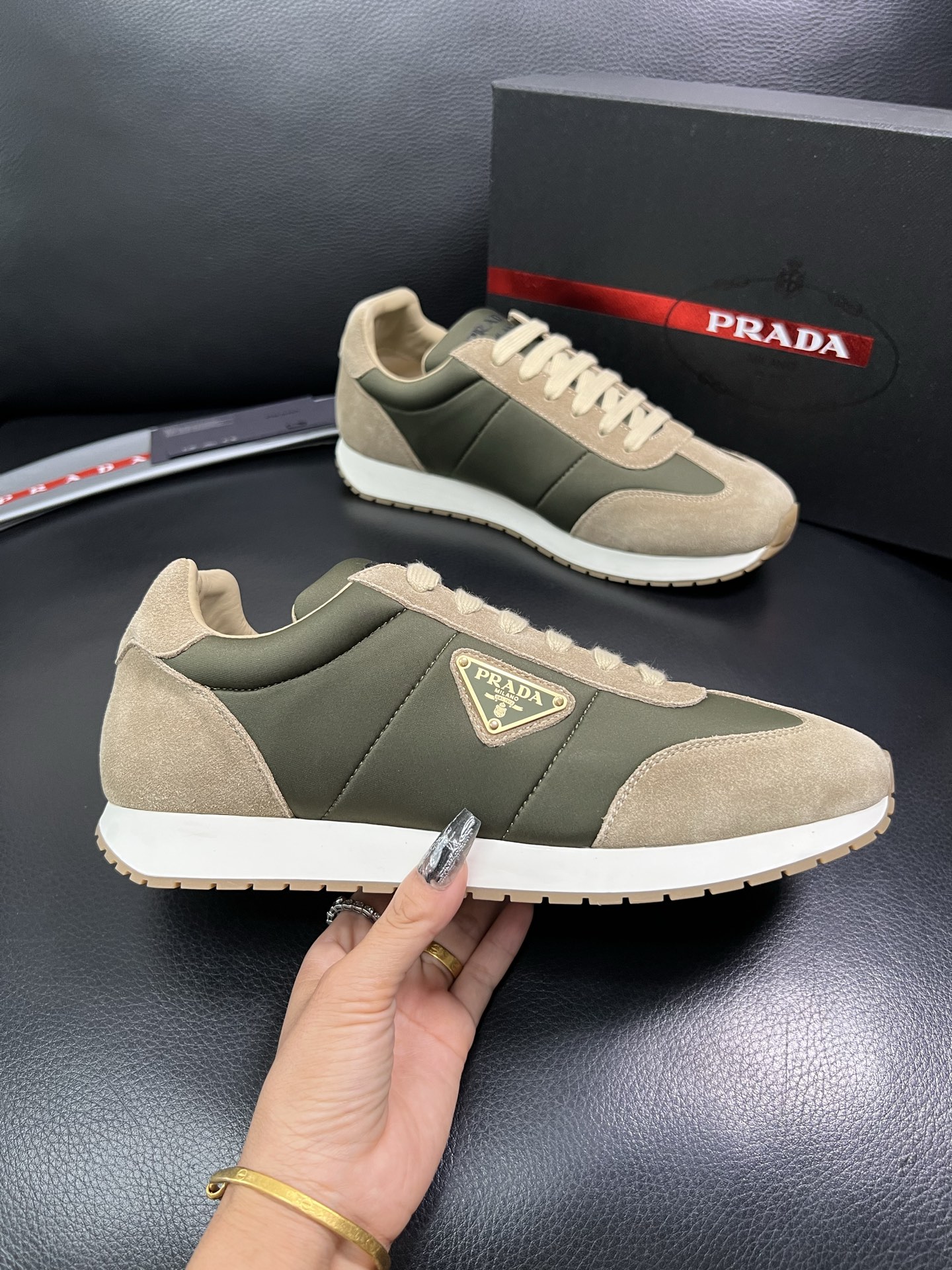 Prada 顶级代购 普拉达 专柜同款，原厂配置意大利进口牛皮拼网布面料，高品质复杂拼接工艺，进口牛皮内