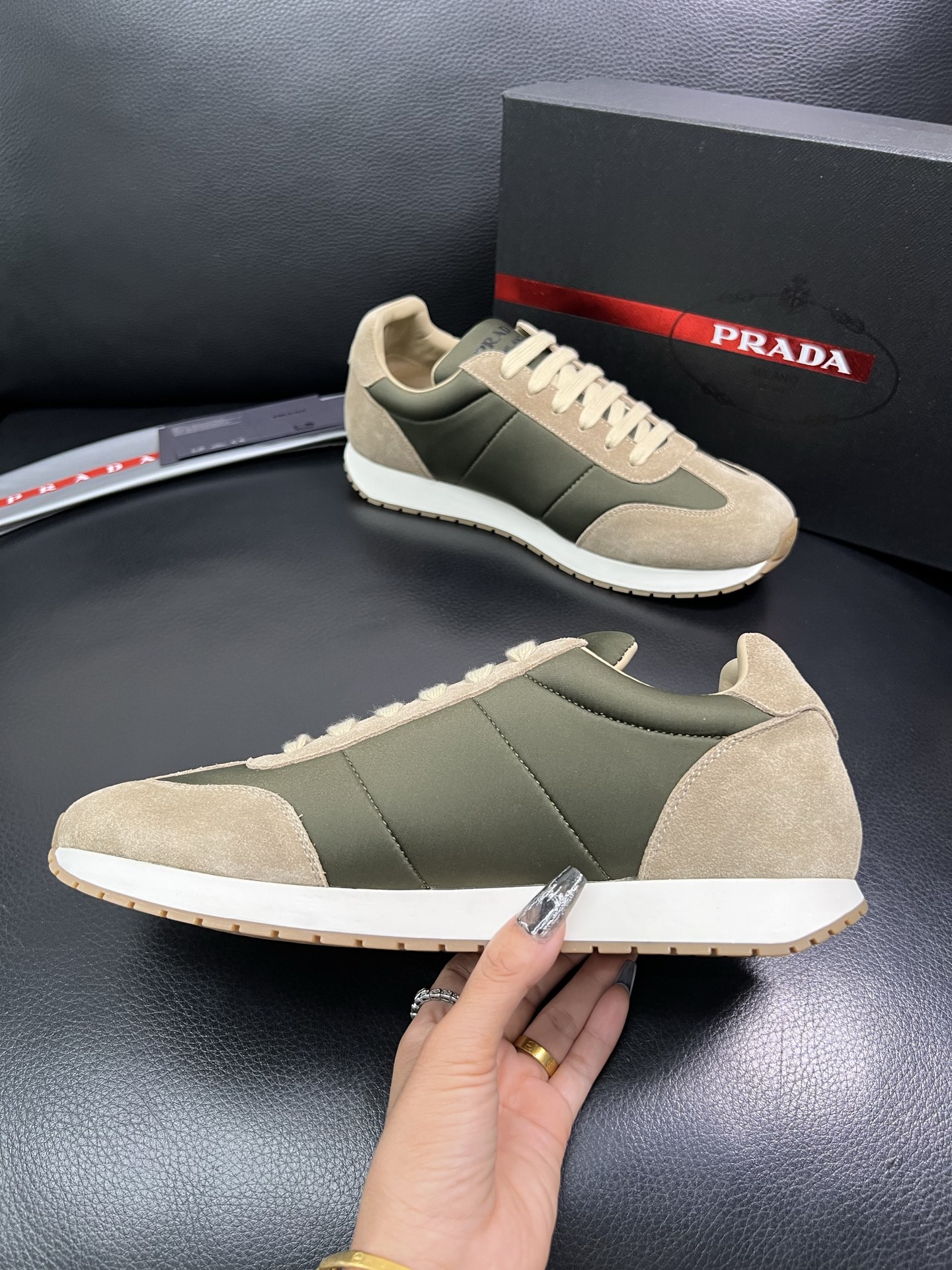 Prada 顶级代购 普拉达 专柜同款，原厂配置意大利进口牛皮拼网布面料，高品质复杂拼接工艺，进口牛皮内