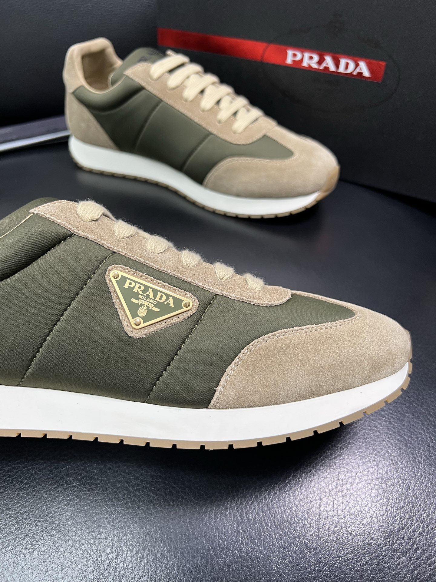 Prada 顶级代购 普拉达 专柜同款，原厂配置意大利进口牛皮拼网布面料，高品质复杂拼接工艺，进口牛皮内