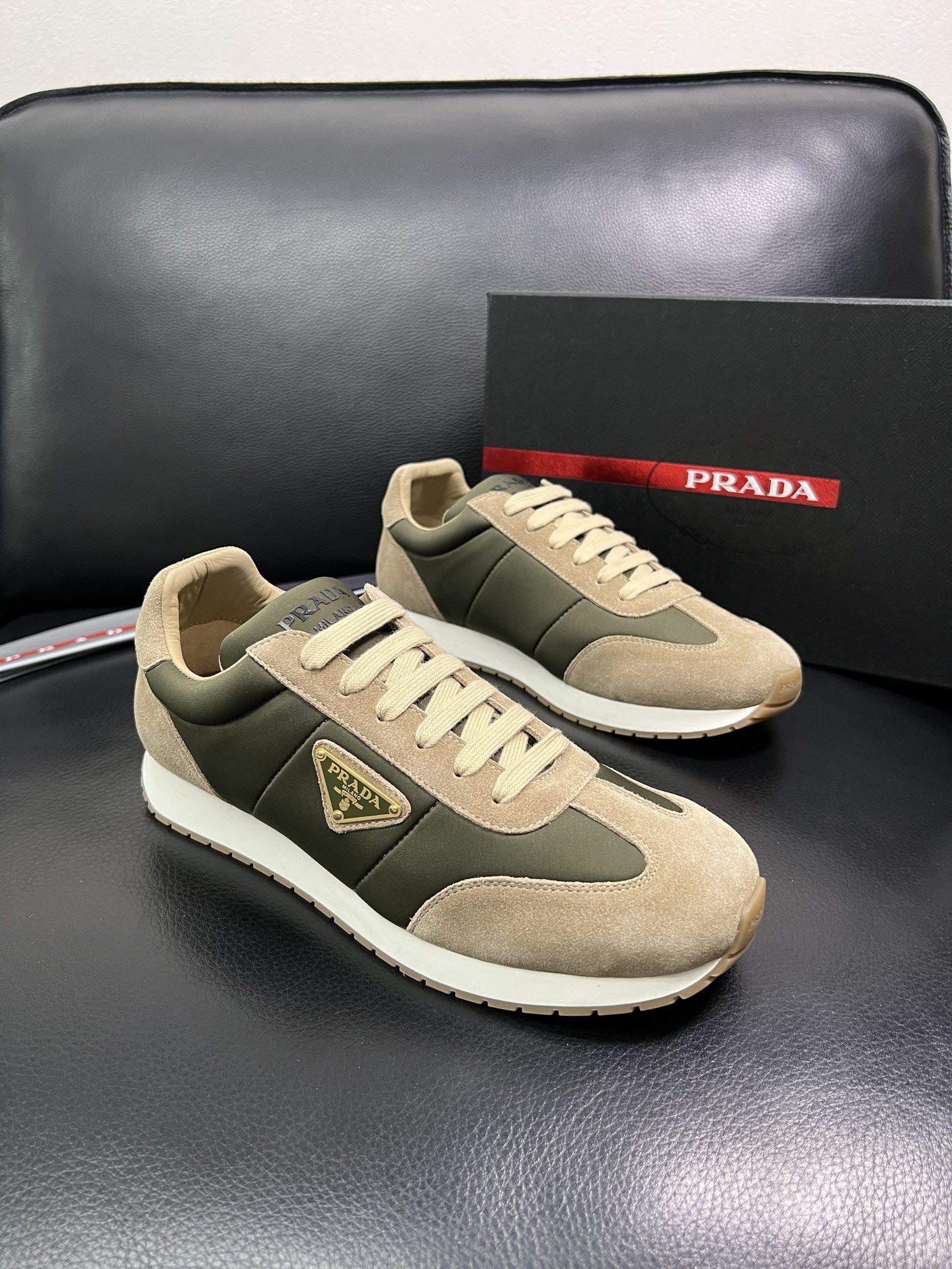 Prada 顶级代购 普拉达 专柜同款，原厂配置意大利进口牛皮拼网布面料，高品质复杂拼接工艺，进口牛皮内