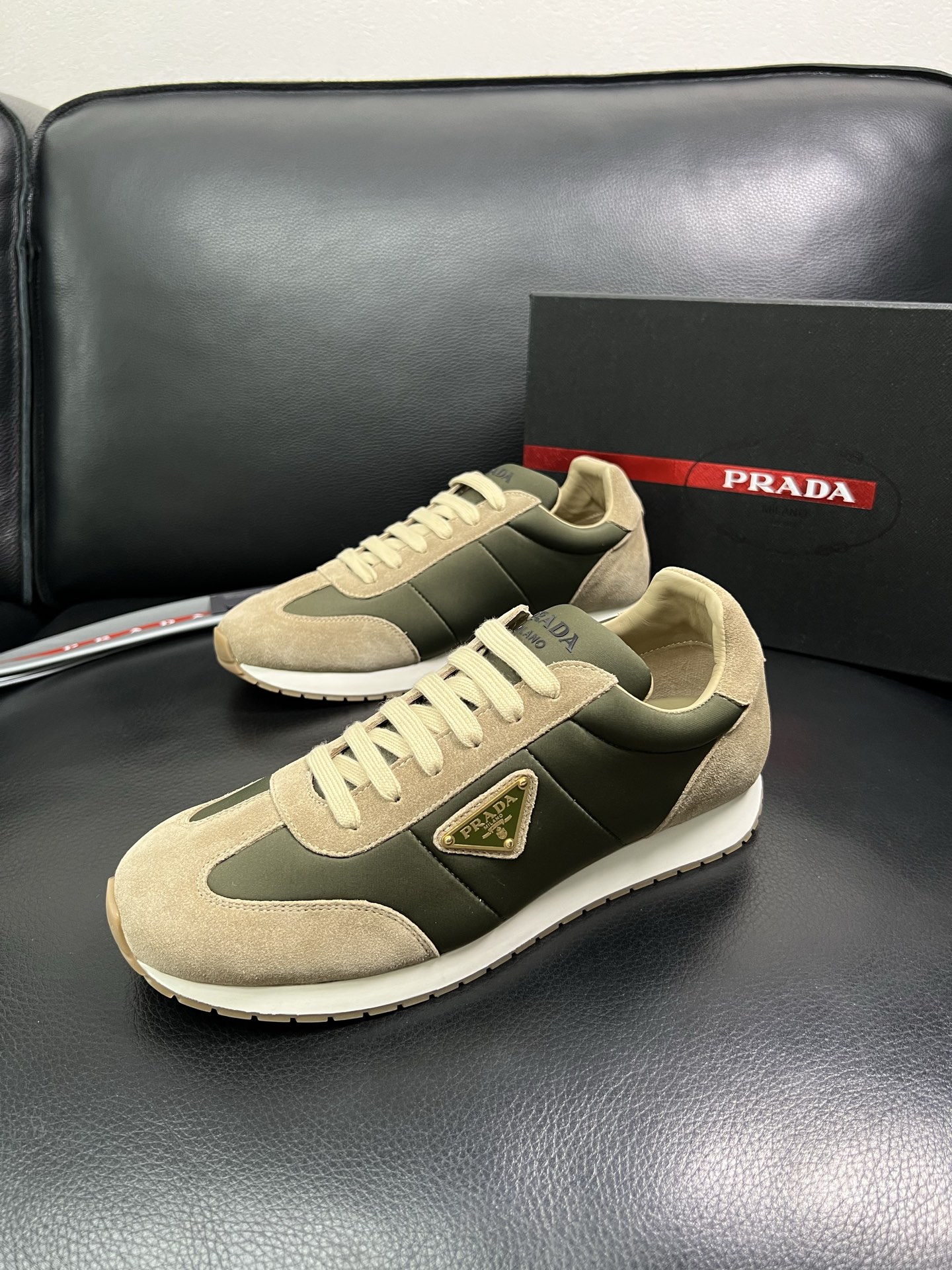 Prada 顶级代购 普拉达 专柜同款，原厂配置意大利进口牛皮拼网布面料，高品质复杂拼接工艺，进口牛皮内