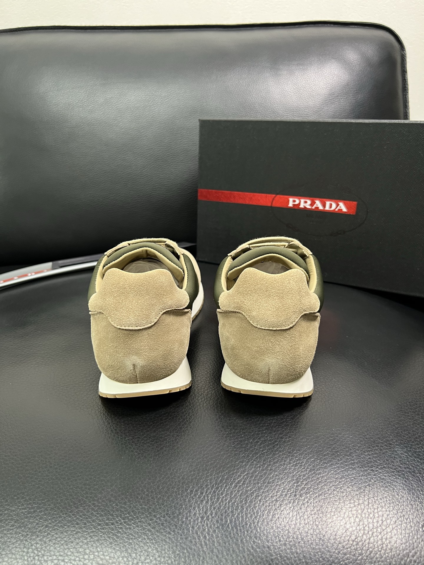 Prada 顶级代购 普拉达 专柜同款，原厂配置意大利进口牛皮拼网布面料，高品质复杂拼接工艺，进口牛皮内
