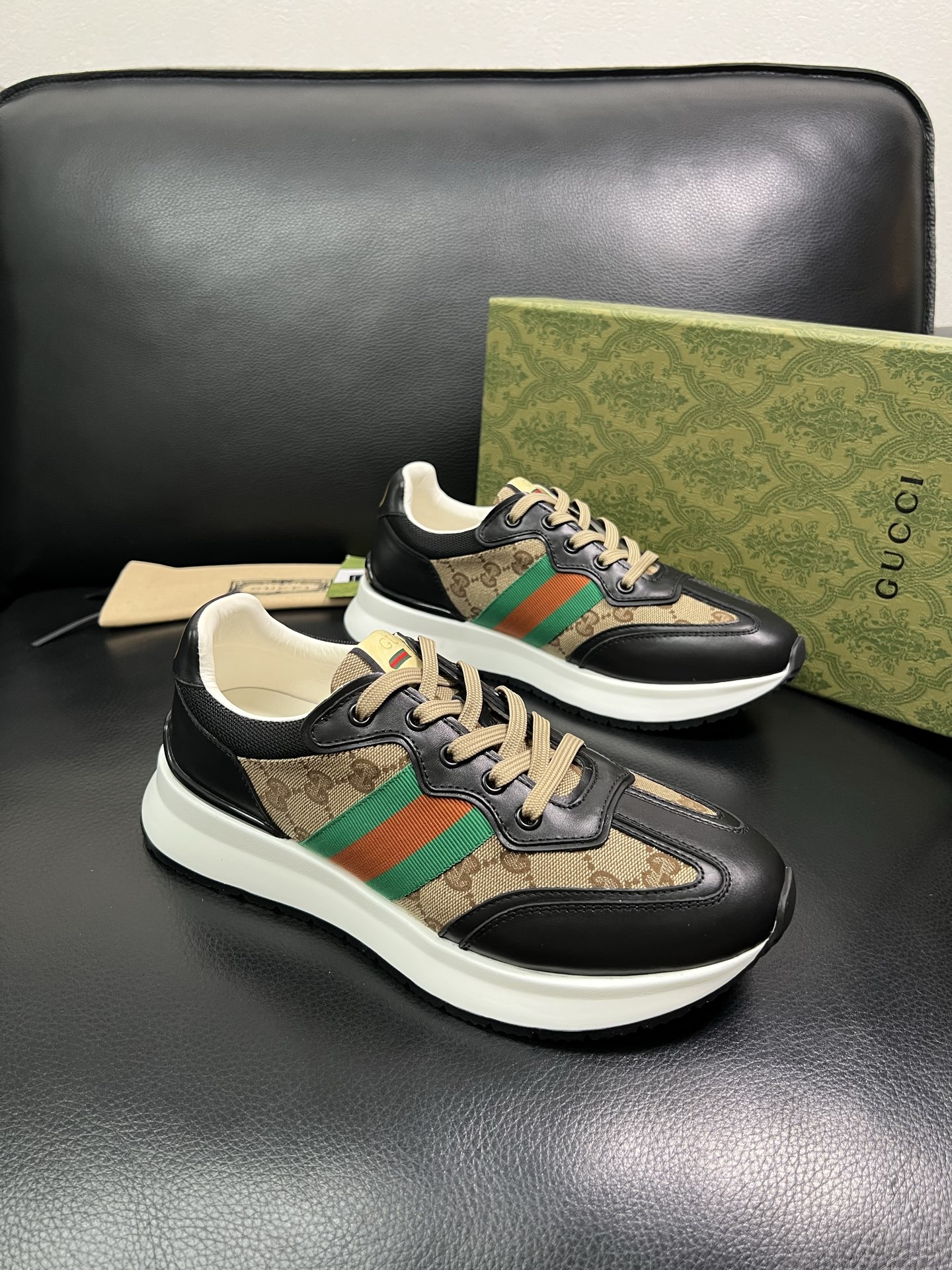 Gucci 顶级代购 古奇专柜新款，原厂配置意大利进口牛皮搭配印花布面料，进口牛皮内里垫，透气舒适，鞋底