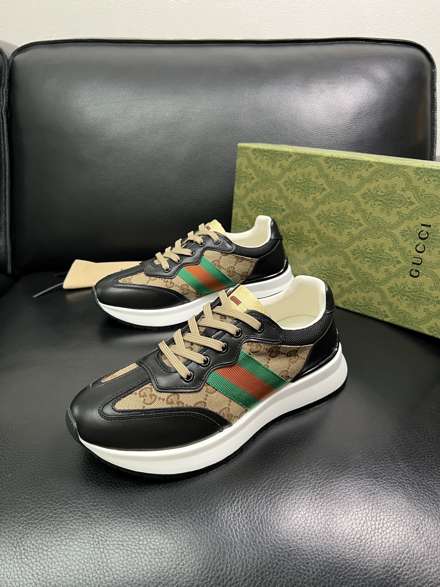 Gucci 顶级代购 古奇专柜新款，原厂配置意大利进口牛皮搭配印花布面料，进口牛皮内里垫，透气舒适，鞋底