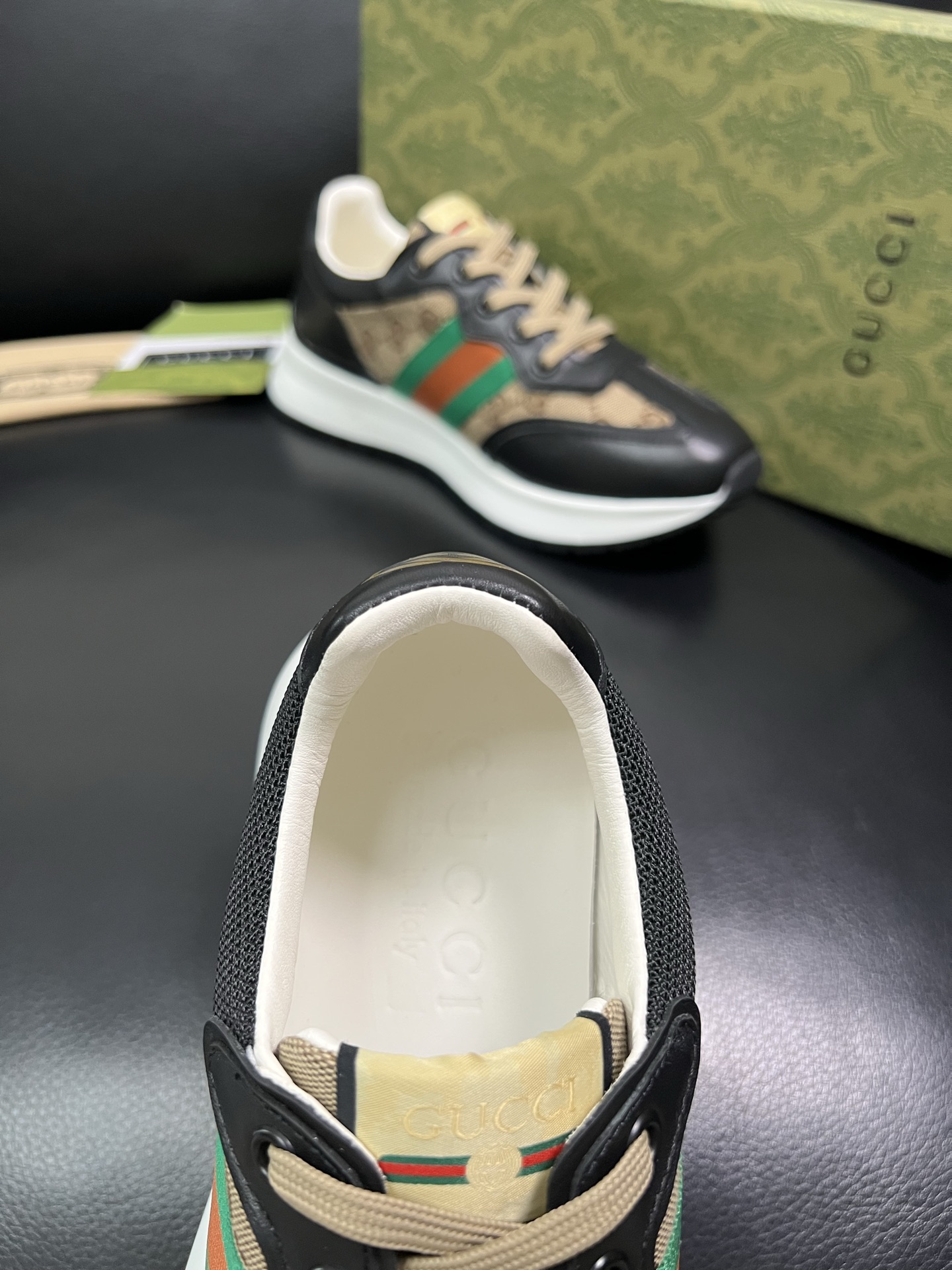 Gucci 顶级代购 古奇专柜新款，原厂配置意大利进口牛皮搭配印花布面料，进口牛皮内里垫，透气舒适，鞋底
