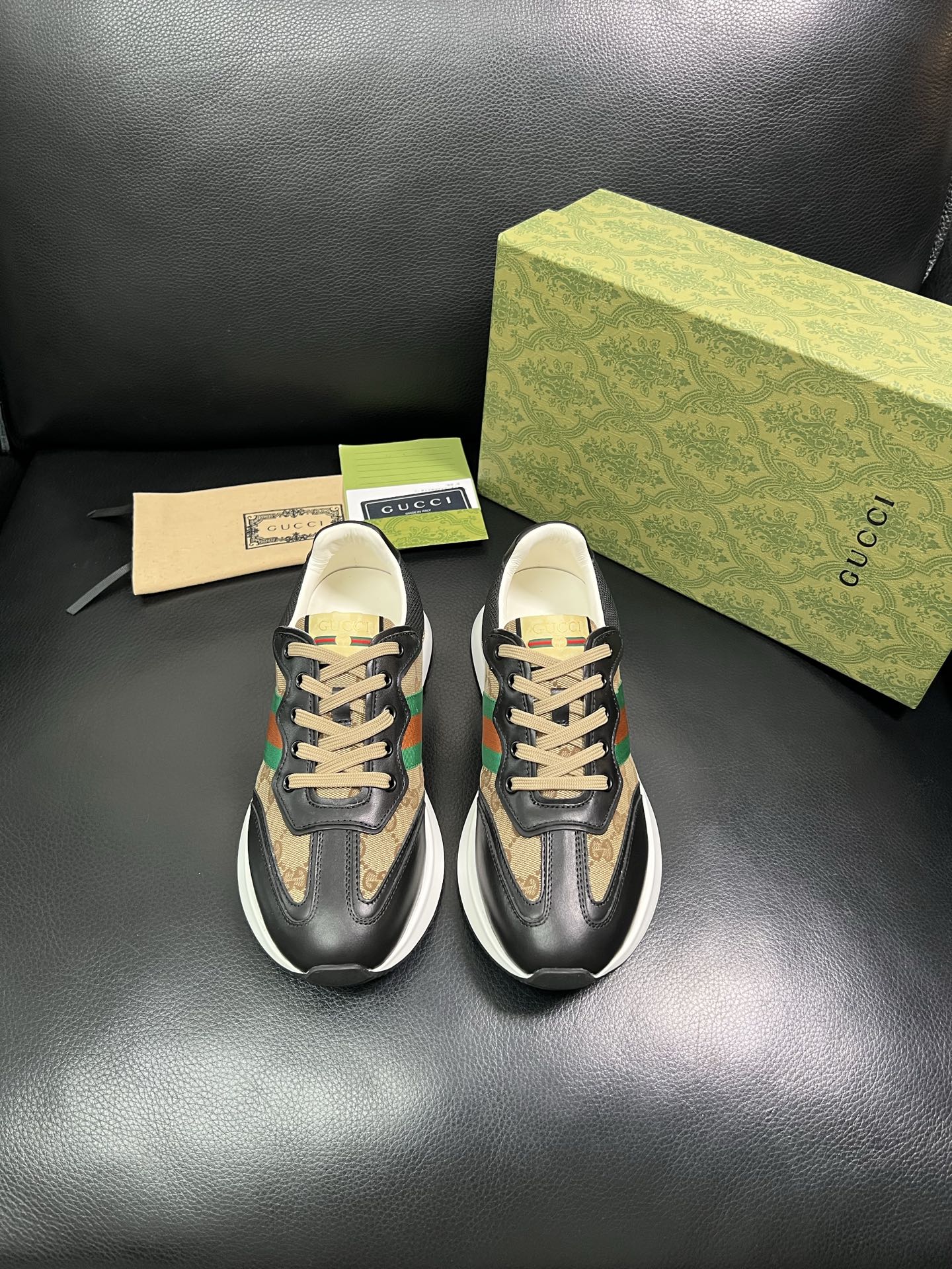 Gucci 顶级代购 古奇专柜新款，原厂配置意大利进口牛皮搭配印花布面料，进口牛皮内里垫，透气舒适，鞋底