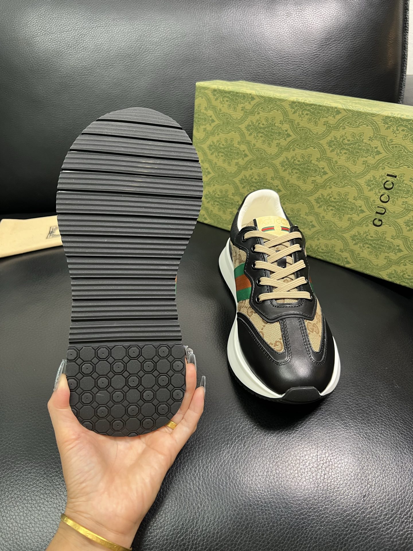 Gucci 顶级代购 古奇专柜新款，原厂配置意大利进口牛皮搭配印花布面料，进口牛皮内里垫，透气舒适，鞋底