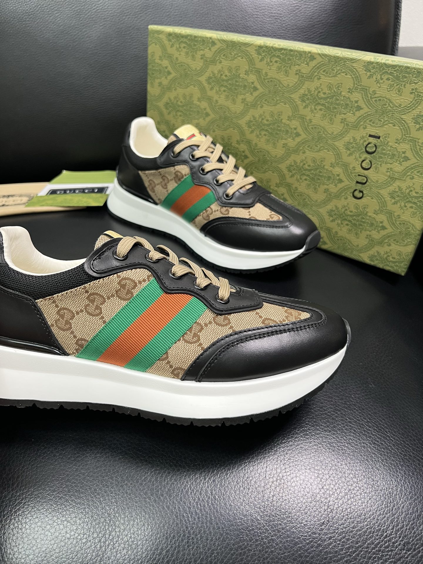 Gucci 顶级代购 古奇专柜新款，原厂配置意大利进口牛皮搭配印花布面料，进口牛皮内里垫，透气舒适，鞋底