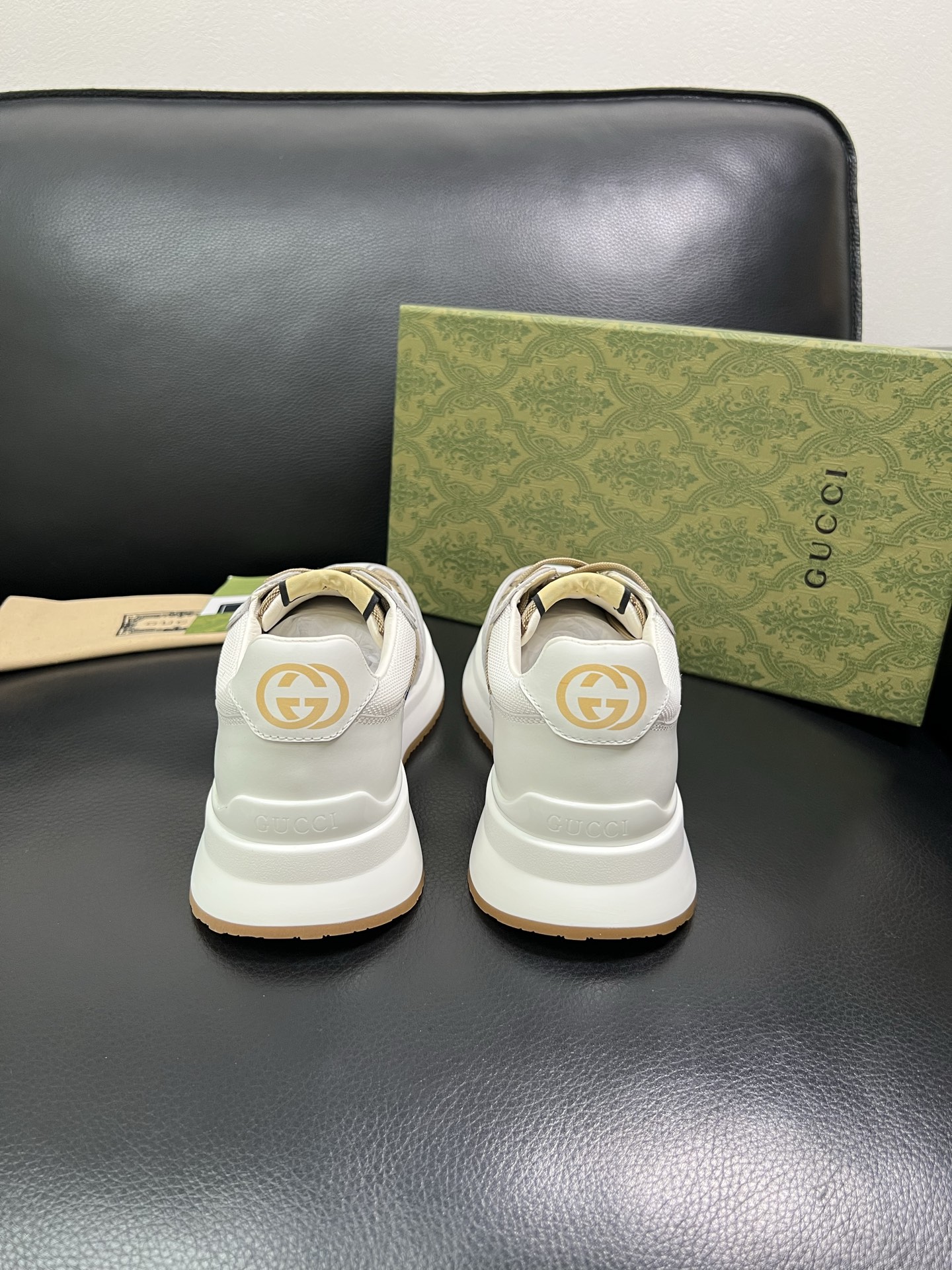 Gucci 顶级代购 古奇专柜新款，原厂配置意大利进口牛皮搭配印花布面料，进口牛皮内里垫，透气舒适，鞋底