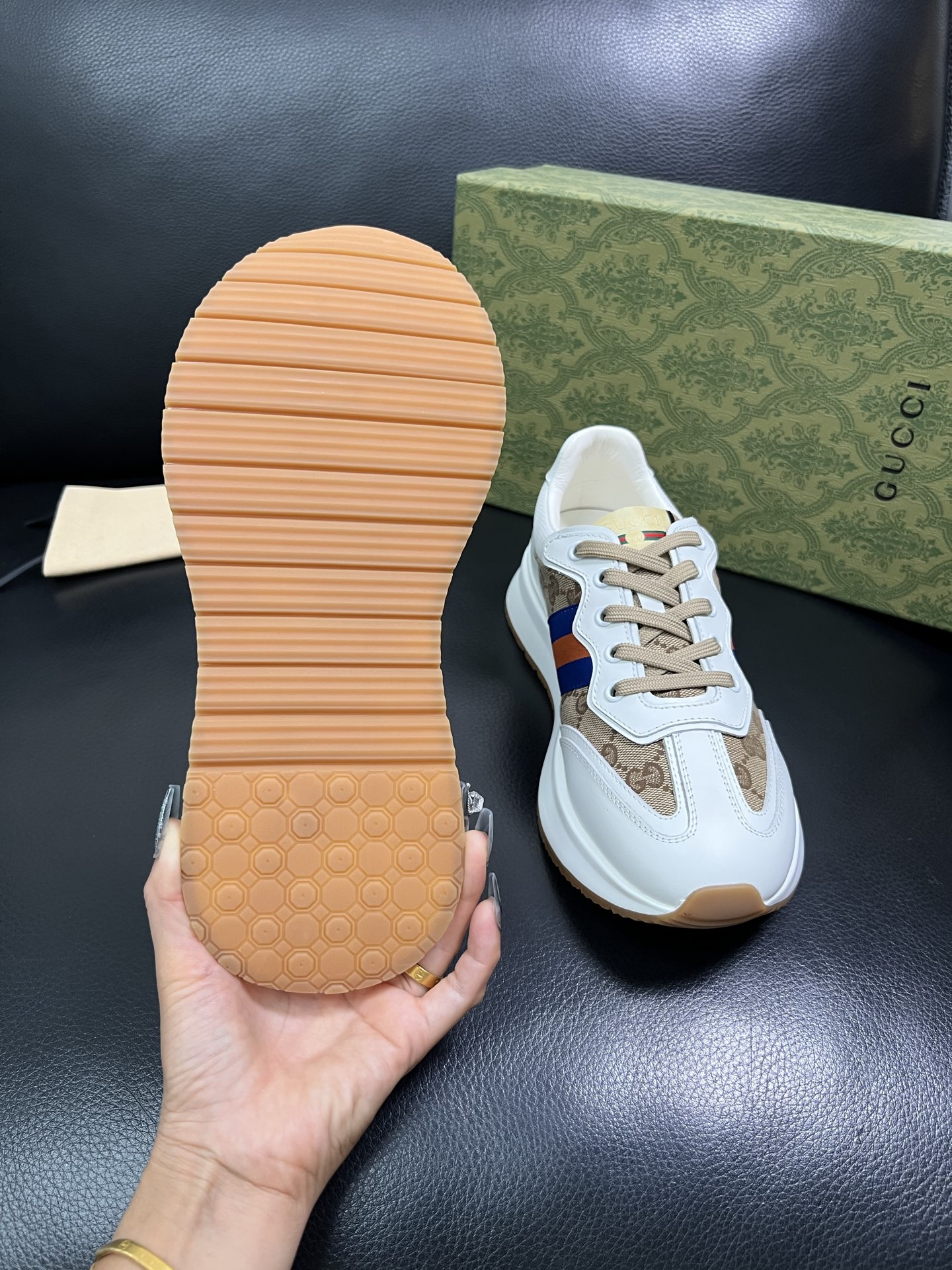 Gucci 顶级代购 古奇专柜新款，原厂配置意大利进口牛皮搭配印花布面料，进口牛皮内里垫，透气舒适，鞋底