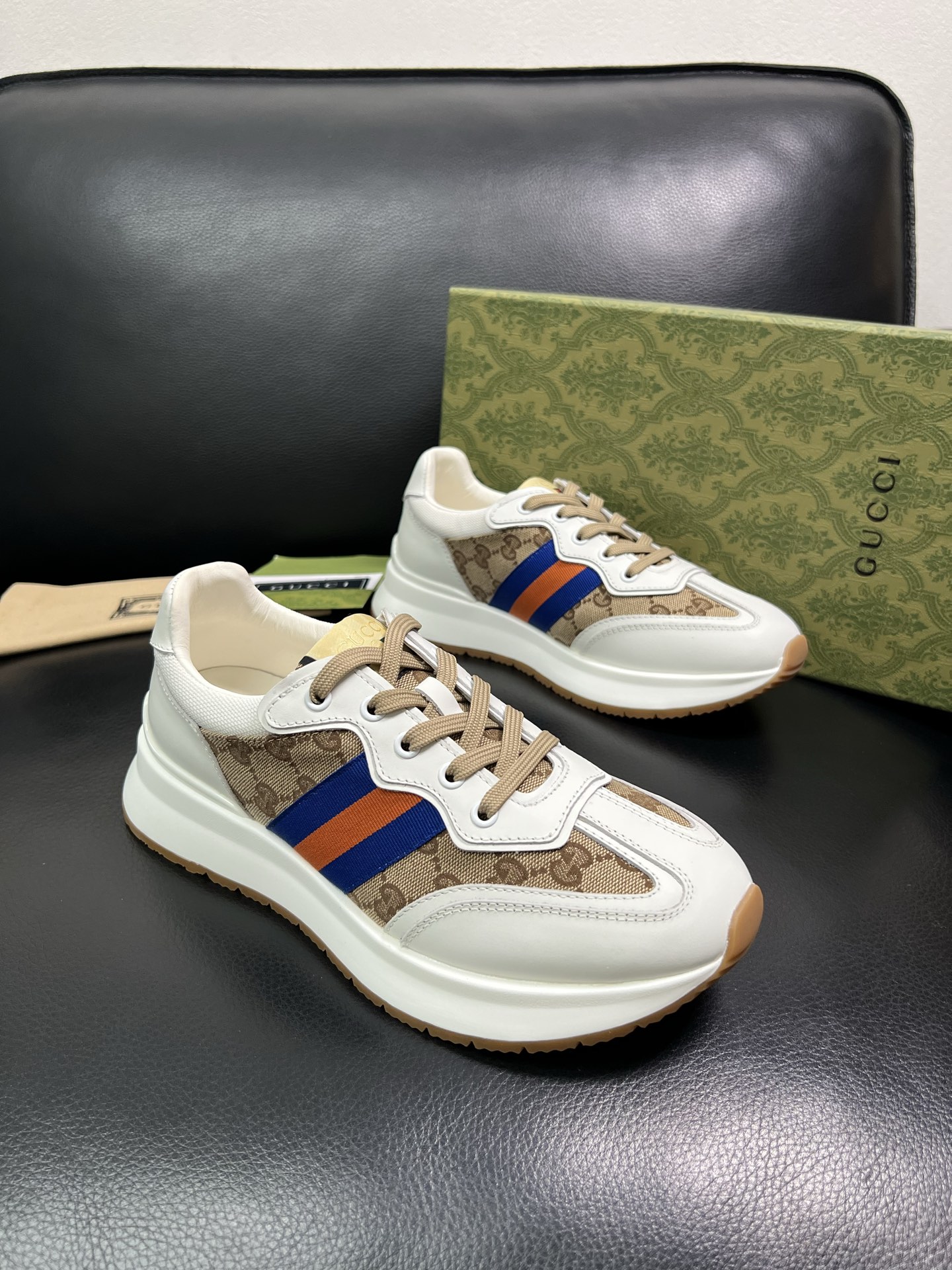 Gucci 顶级代购 古奇专柜新款，原厂配置意大利进口牛皮搭配印花布面料，进口牛皮内里垫，透气舒适，鞋底