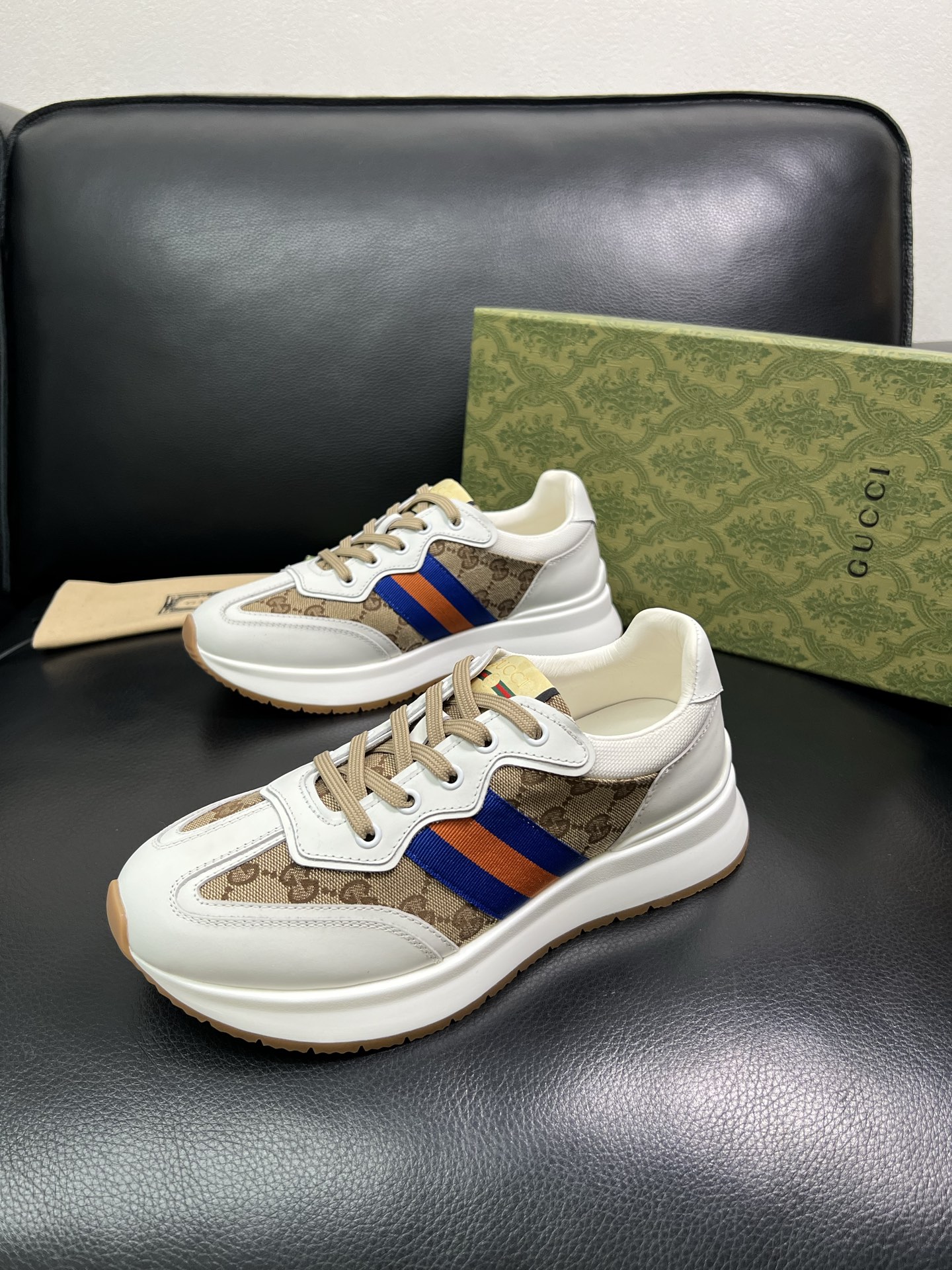 Gucci 顶级代购 古奇专柜新款，原厂配置意大利进口牛皮搭配印花布面料，进口牛皮内里垫，透气舒适，鞋底